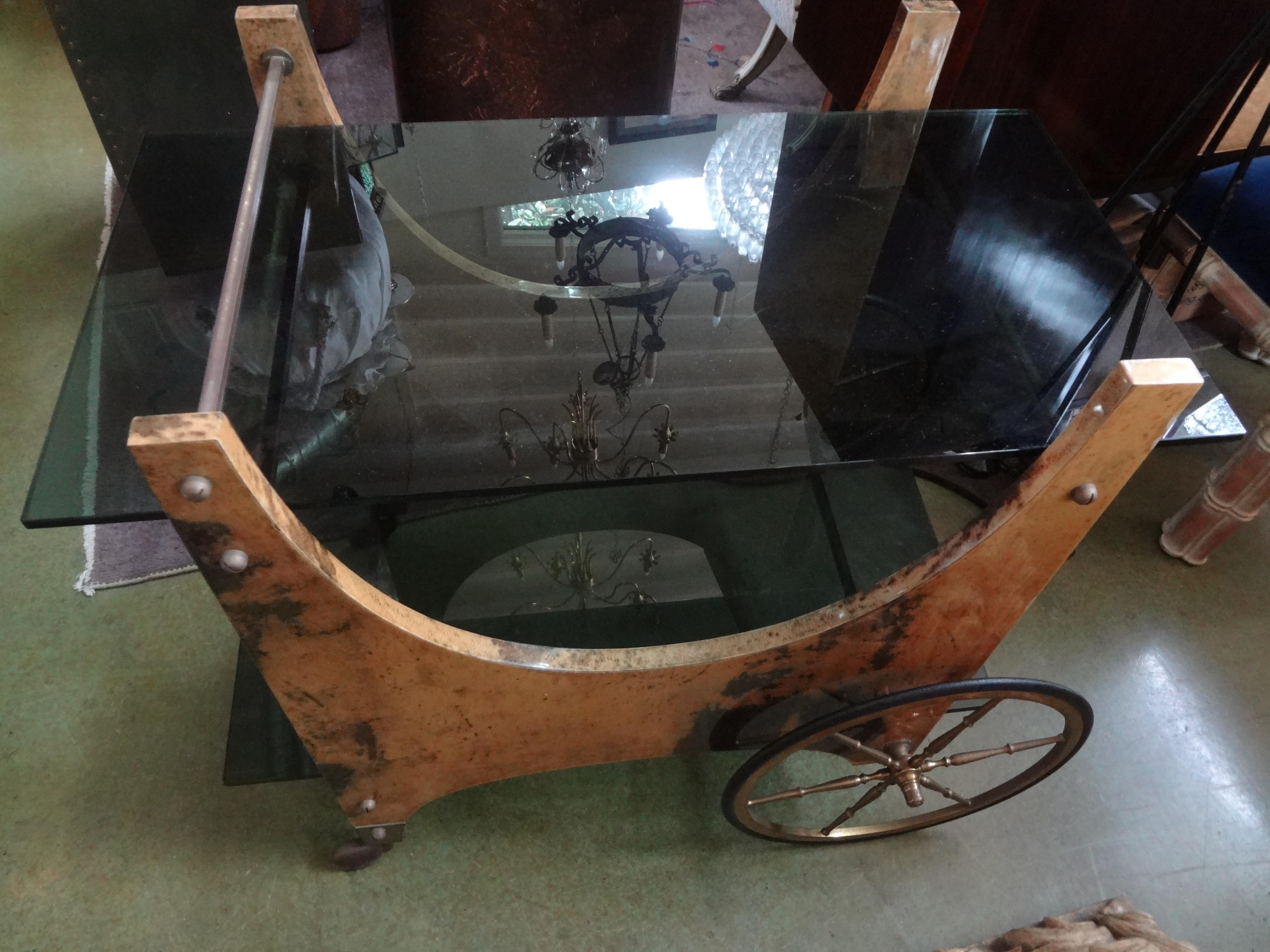 Chariot de bar ou chariot de service en peau de chèvre laquée italienne par Aldo Tura en vente 4