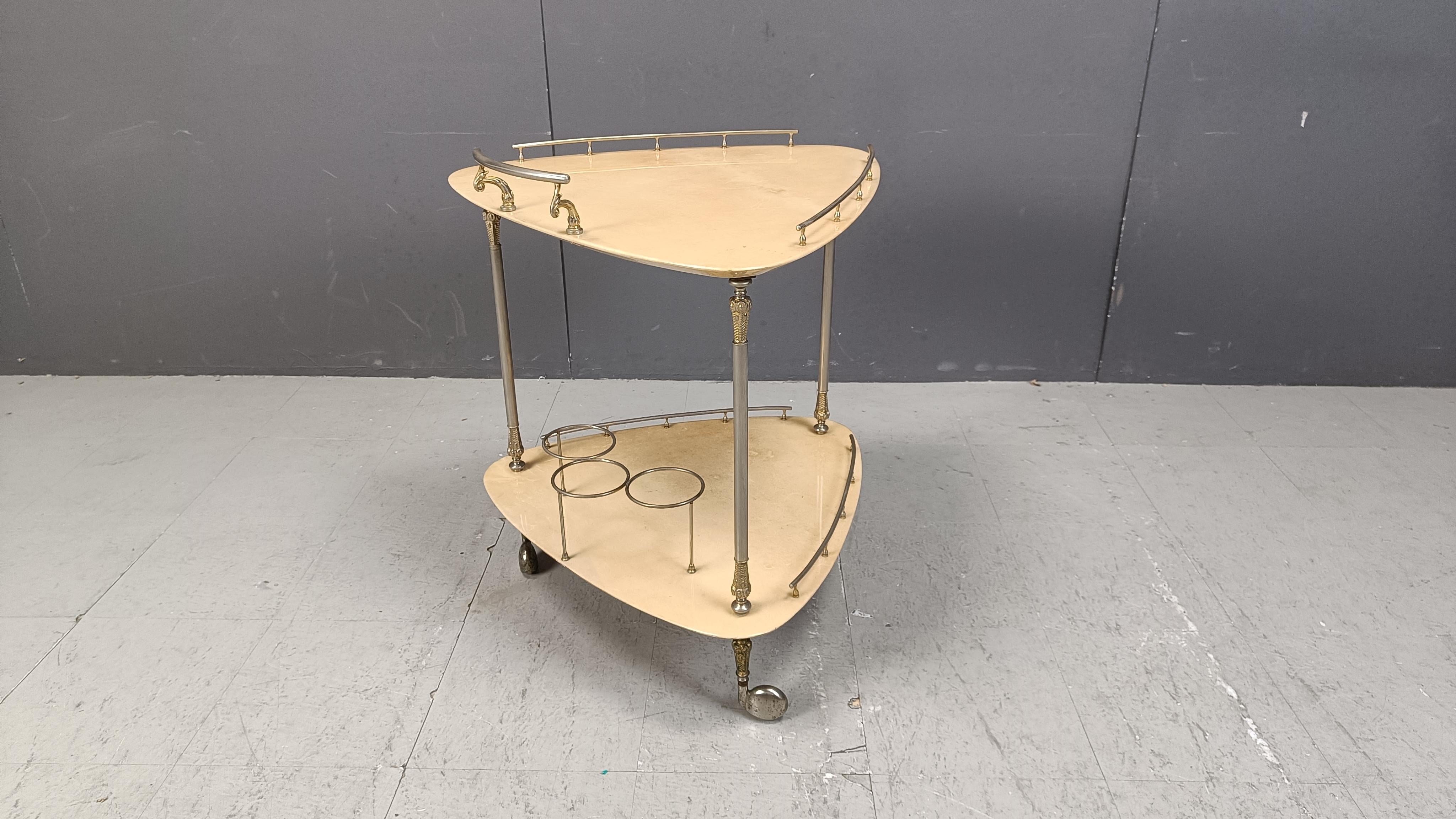 Carrito de bar italiano de piel de cabra lacada y pergamino de Aldo Tura, años 60 en venta 3