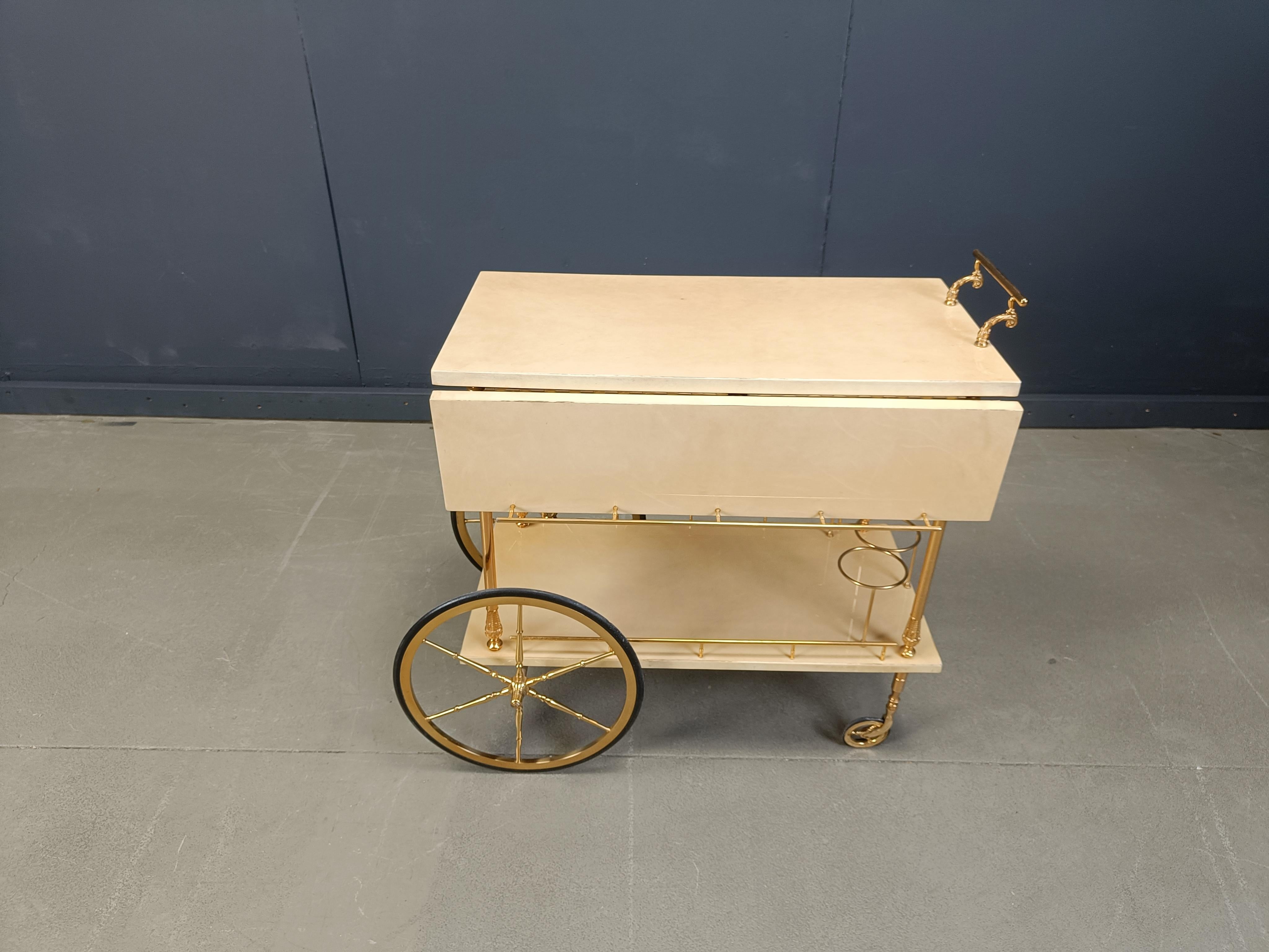 Chariot de service italien en peau de chèvre/parchemin laquée par Aldo Tura, années 1960 en vente 4