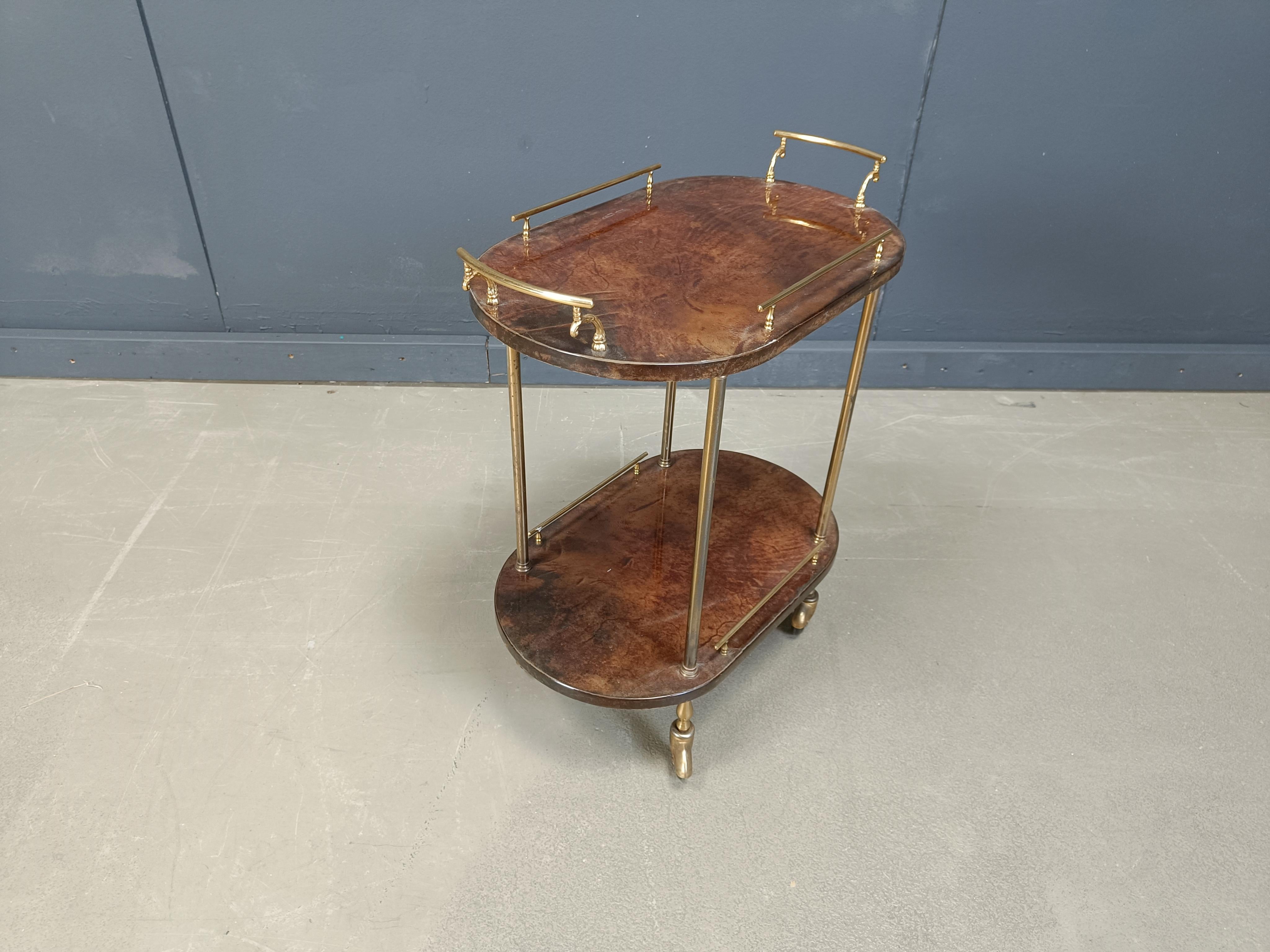 Chariot de service italien en peau de chèvre/parchemin laquée par Aldo Tura, années 1960 en vente 4