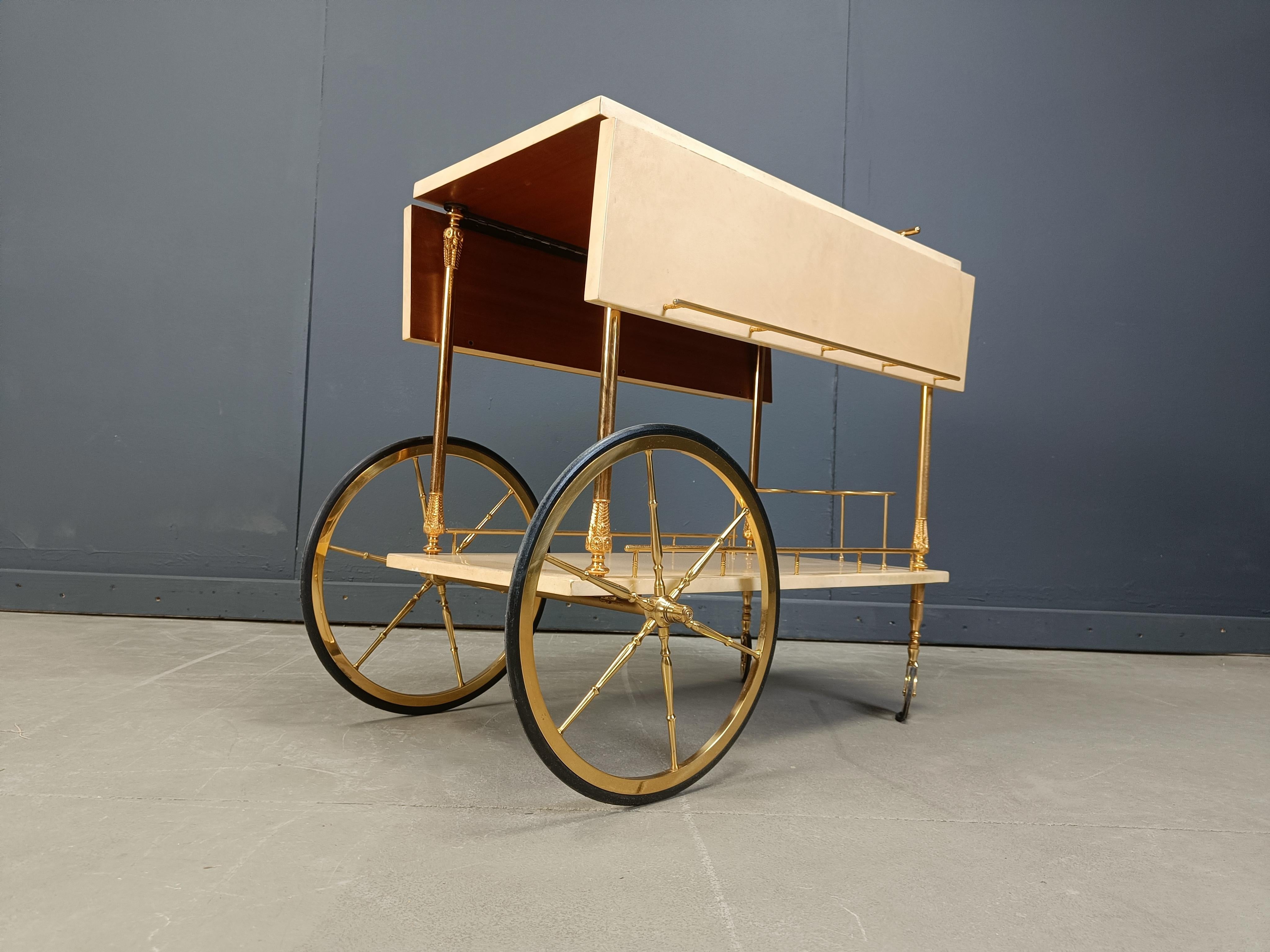 Chariot de service italien en peau de chèvre/parchemin laquée par Aldo Tura, années 1960 en vente 5