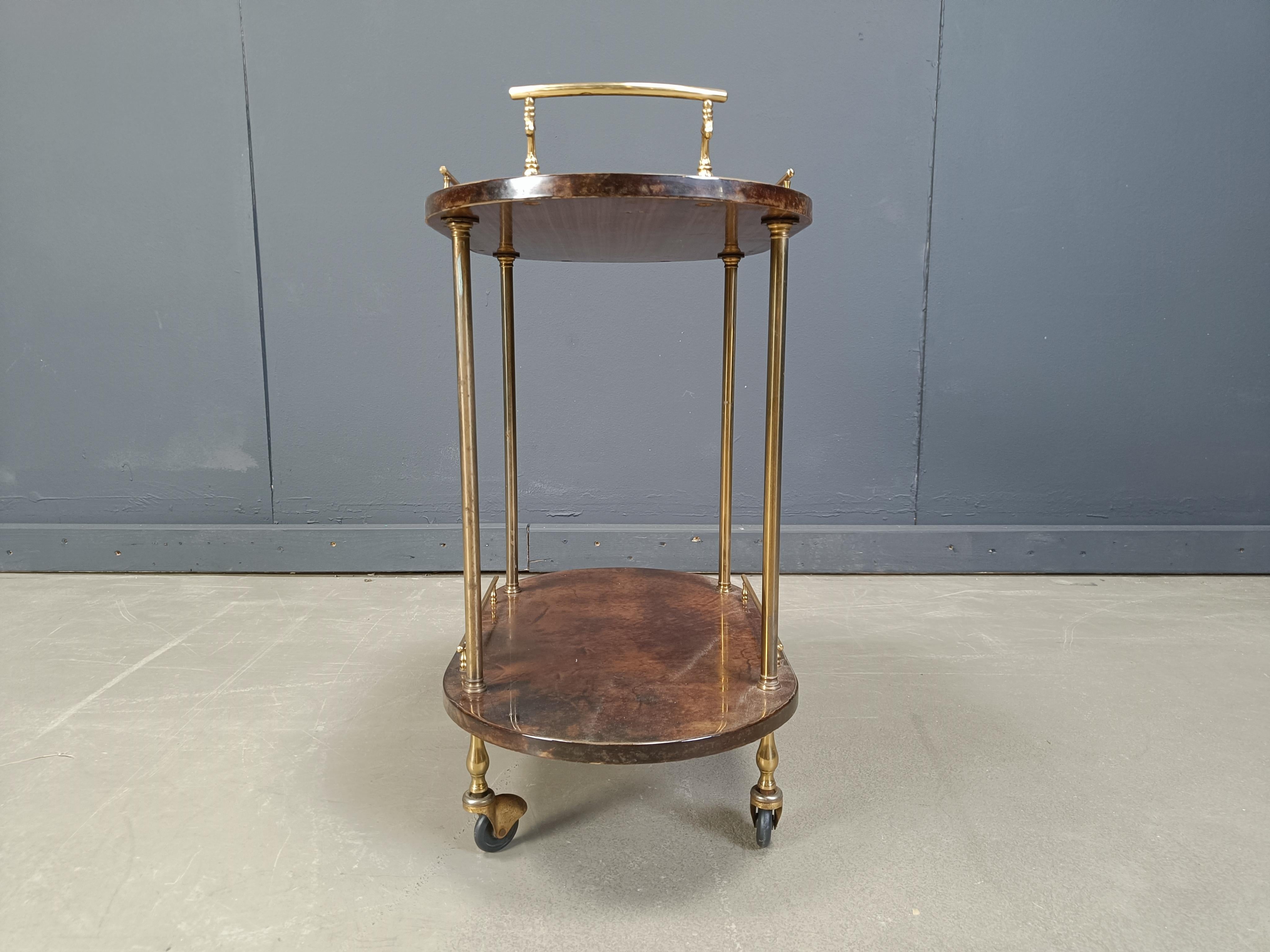 Chariot de service italien en peau de chèvre/parchemin laquée par Aldo Tura, années 1960 en vente 5