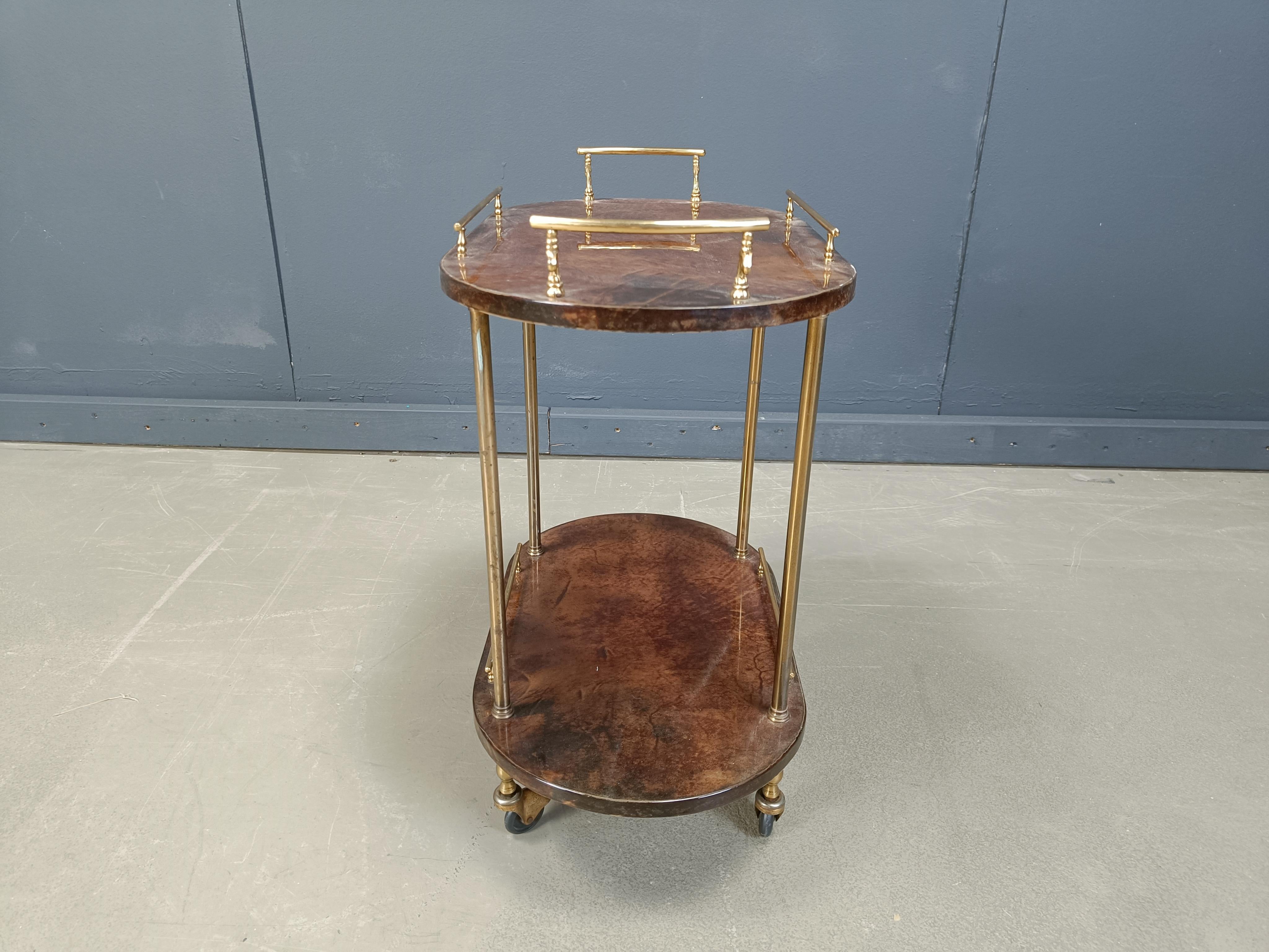Chariot de service italien en peau de chèvre/parchemin laquée par Aldo Tura, années 1960 en vente 6