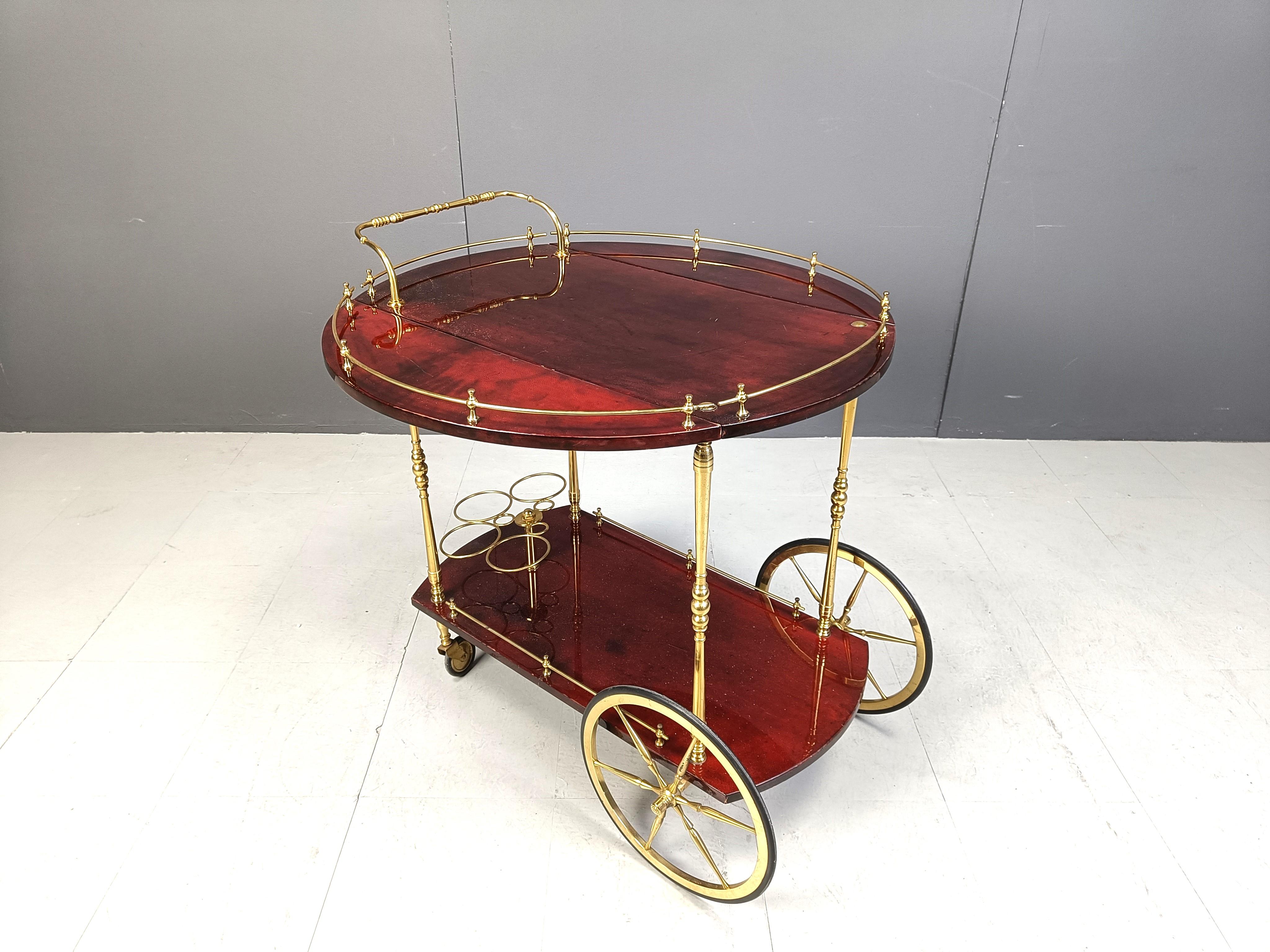 Rarissimo carrello da bar in pelle di capra o pergamena di Aldo Tura. Questo carrello da bar è stato realizzato in Italia negli anni '60. 

Realizzato in pelle di capra laccata / pergamena e con ferramenta in metallo dorato.

I piani del tavolo