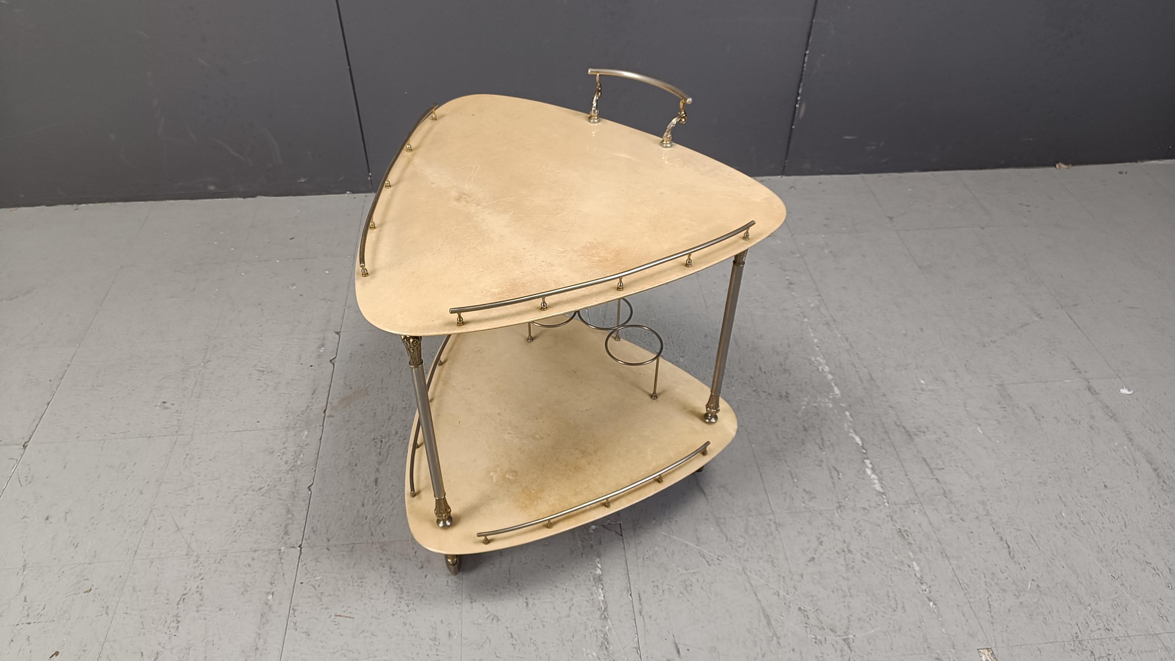 Carrito de bar de piel de cabra o pergamino Aldo Tura, muy exclusivo. Este carrito de bar se fabricó en Italia en la década de 1960. 

Fabricada en piel de cabra / pergamino gruesamente lacada y herrajes de metal dorado. 

Perfecto como carrito de
