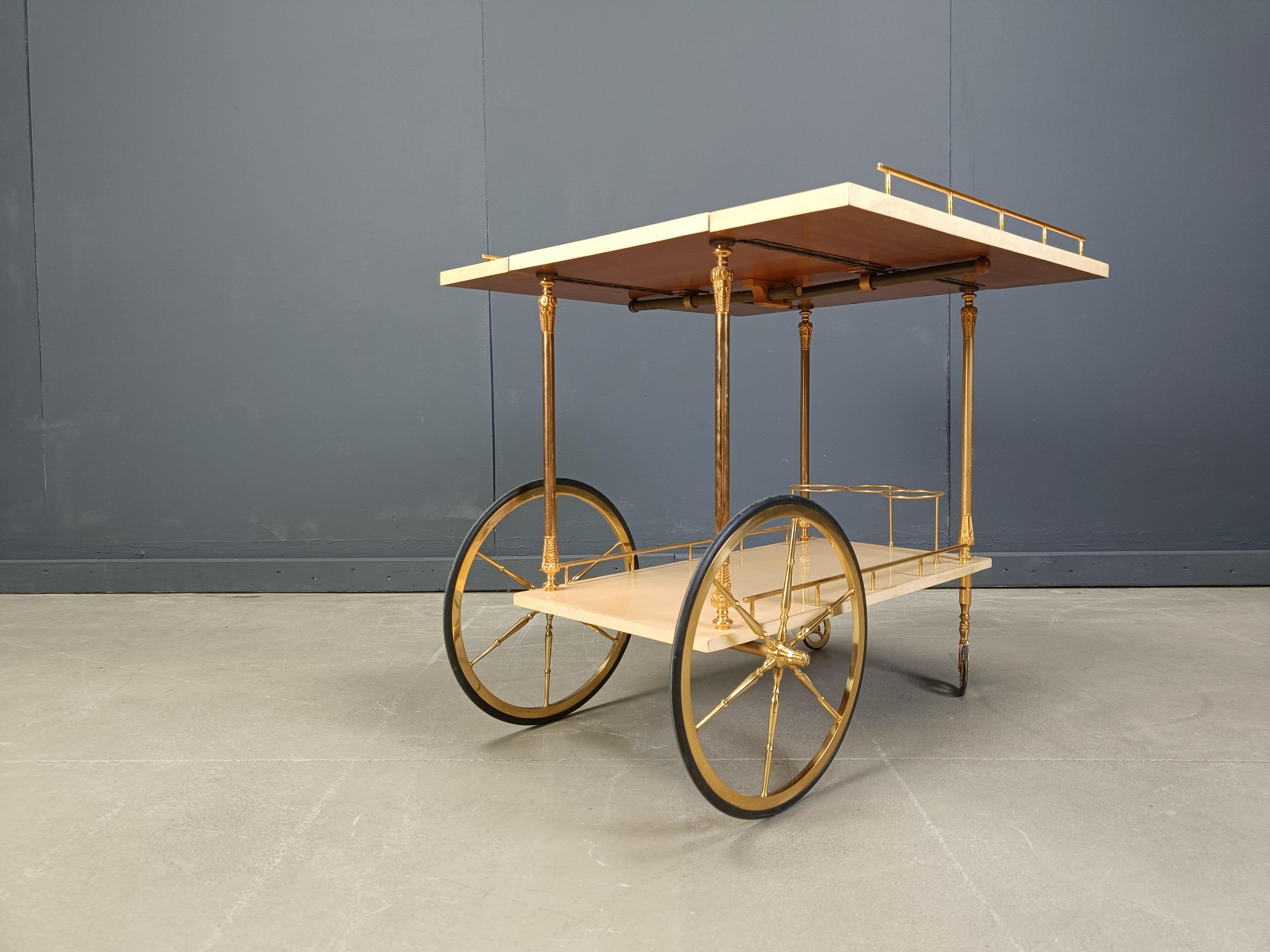 Grand chariot de bar Aldo Tura en peau de chèvre ou en parchemin. Ce chariot de bar a été fabriqué en Italie dans les années 1960. 

Fabriqué en peau de chèvre / parchemin épais et laqué, avec des accessoires en métal doré. 

Parfait chariot de bar
