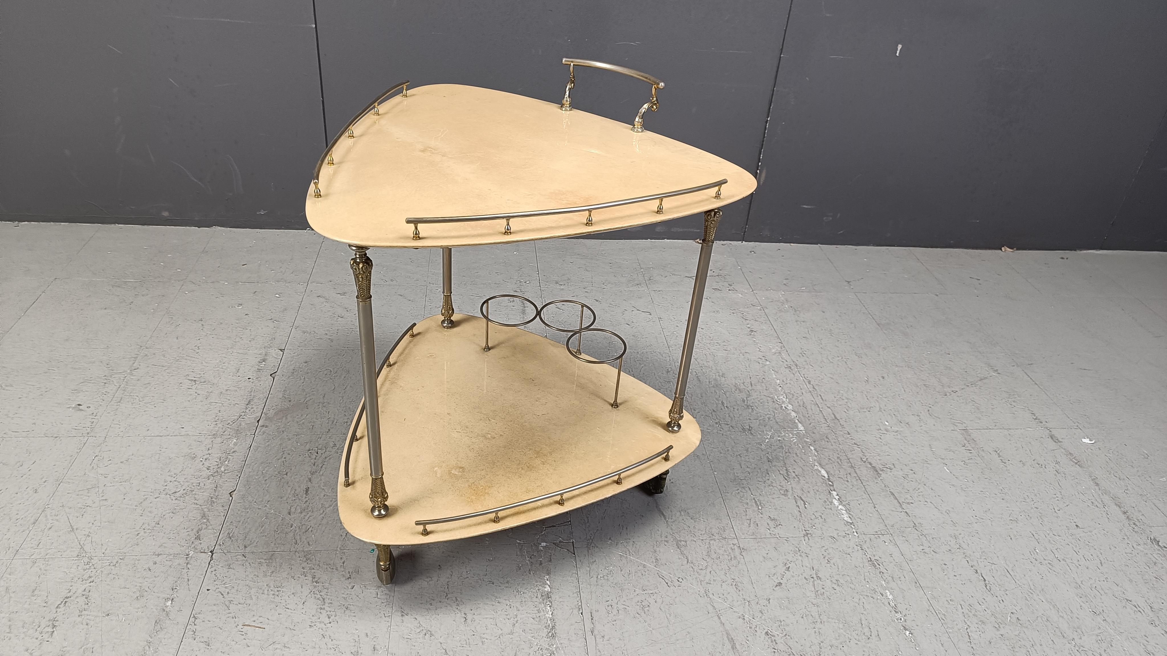Carrito de bar italiano de piel de cabra lacada y pergamino de Aldo Tura, años 60 Regencia de Hollywood en venta