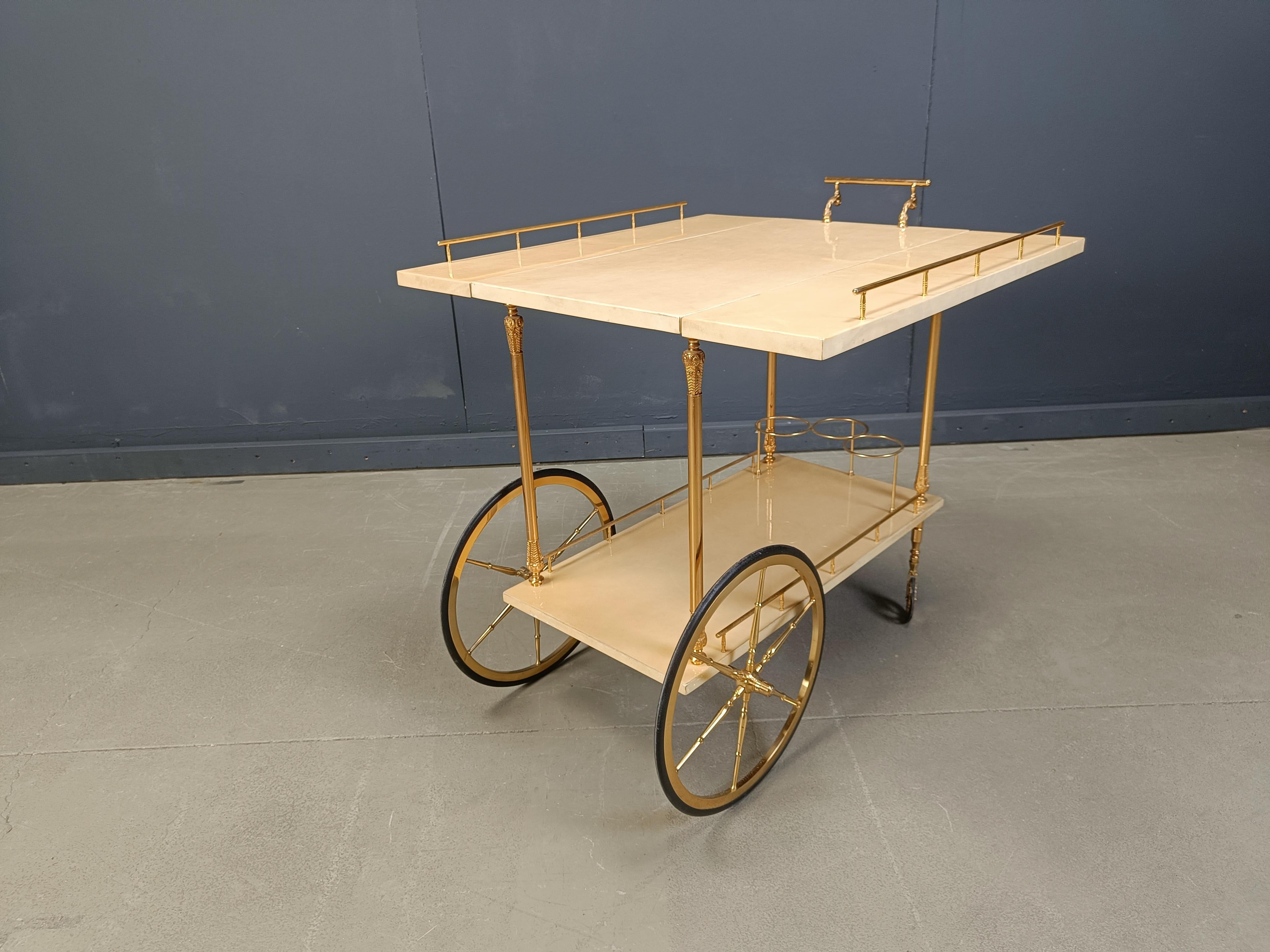Hollywood Regency Chariot de service italien en peau de chèvre/parchemin laquée par Aldo Tura, années 1960 en vente