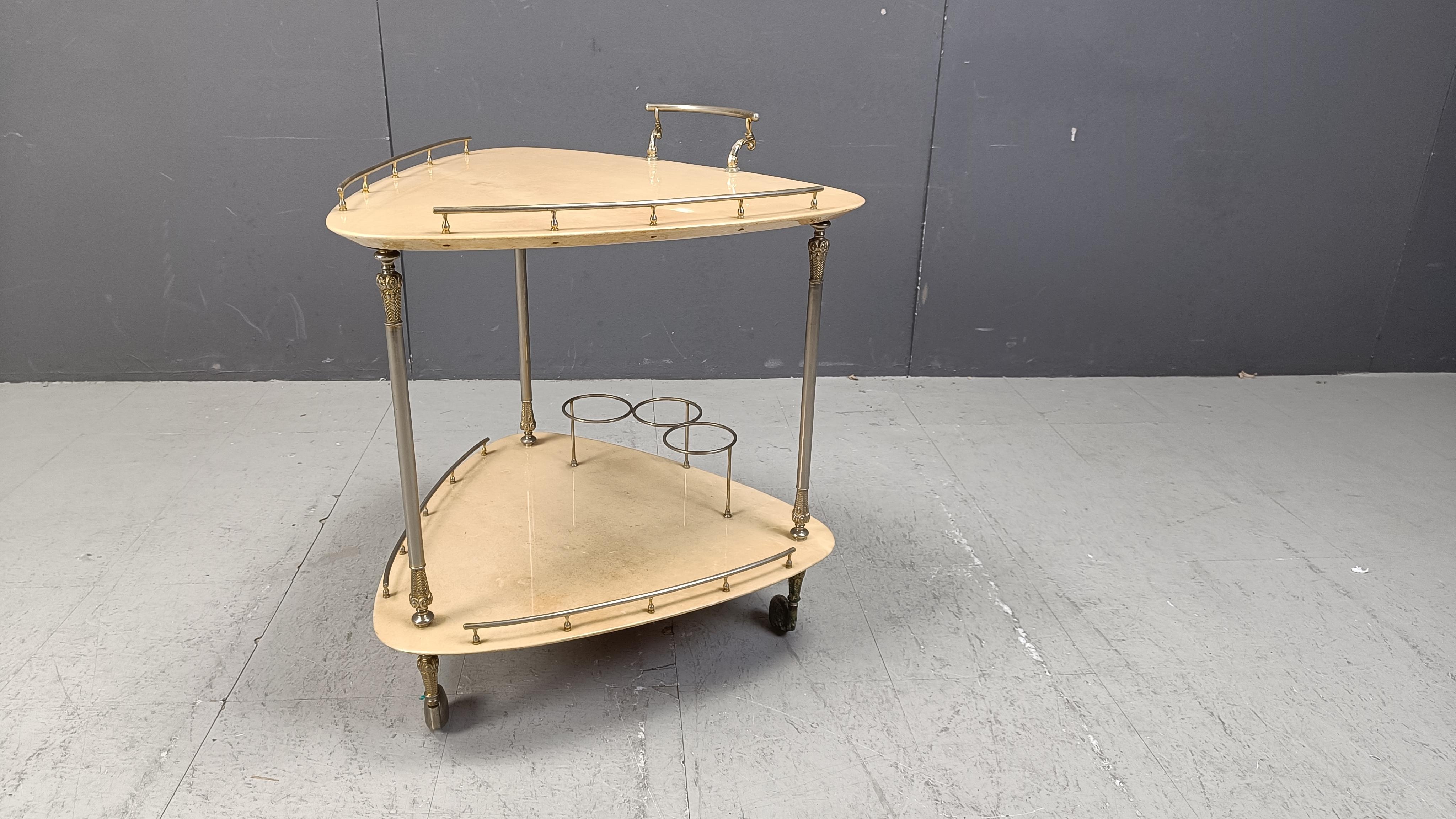 Carrito de bar italiano de piel de cabra lacada y pergamino de Aldo Tura, años 60 Italiano en venta