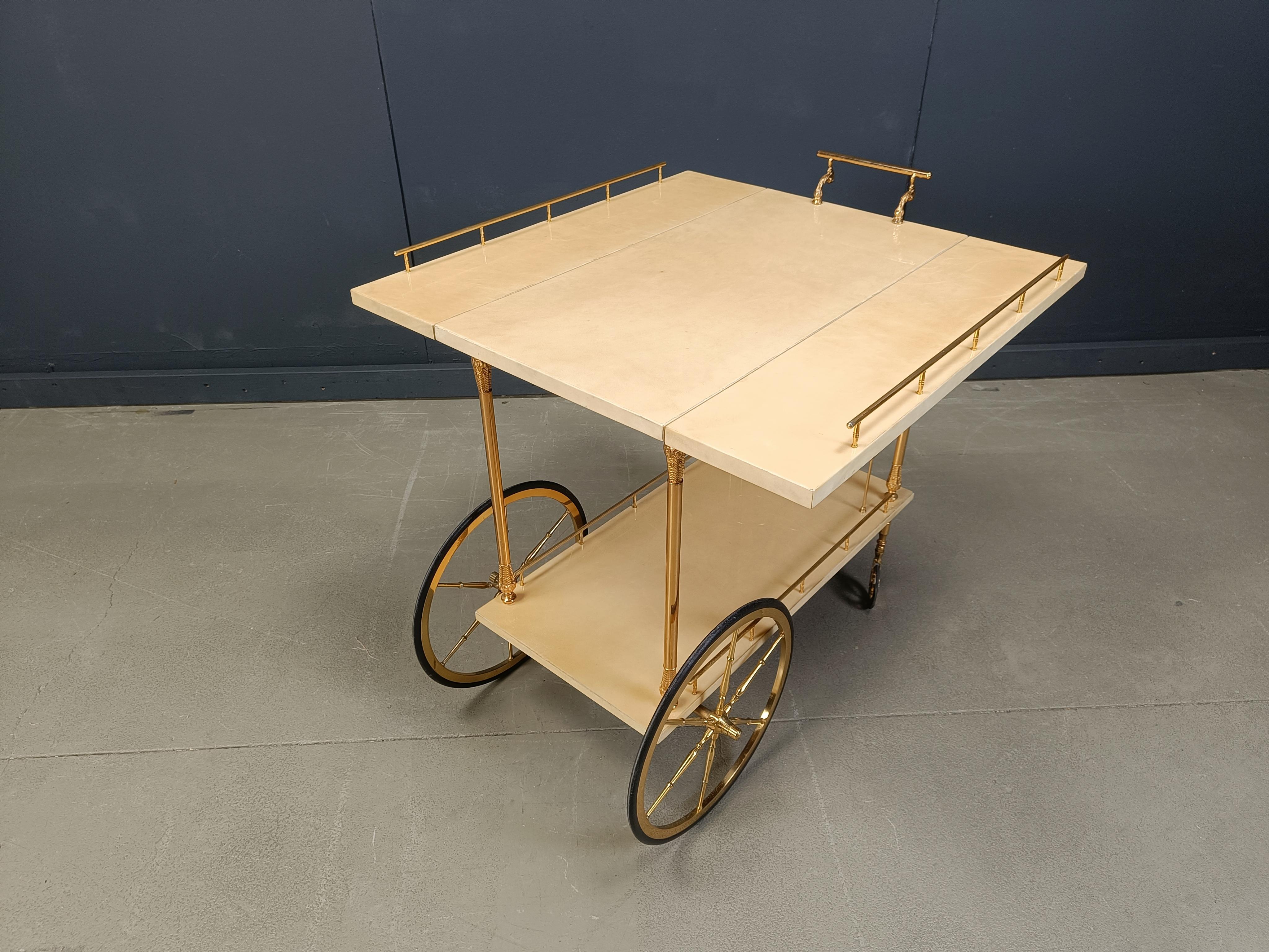 Chariot de service italien en peau de chèvre/parchemin laquée par Aldo Tura, années 1960 Bon état - En vente à Leuven, Vlaams Gewest