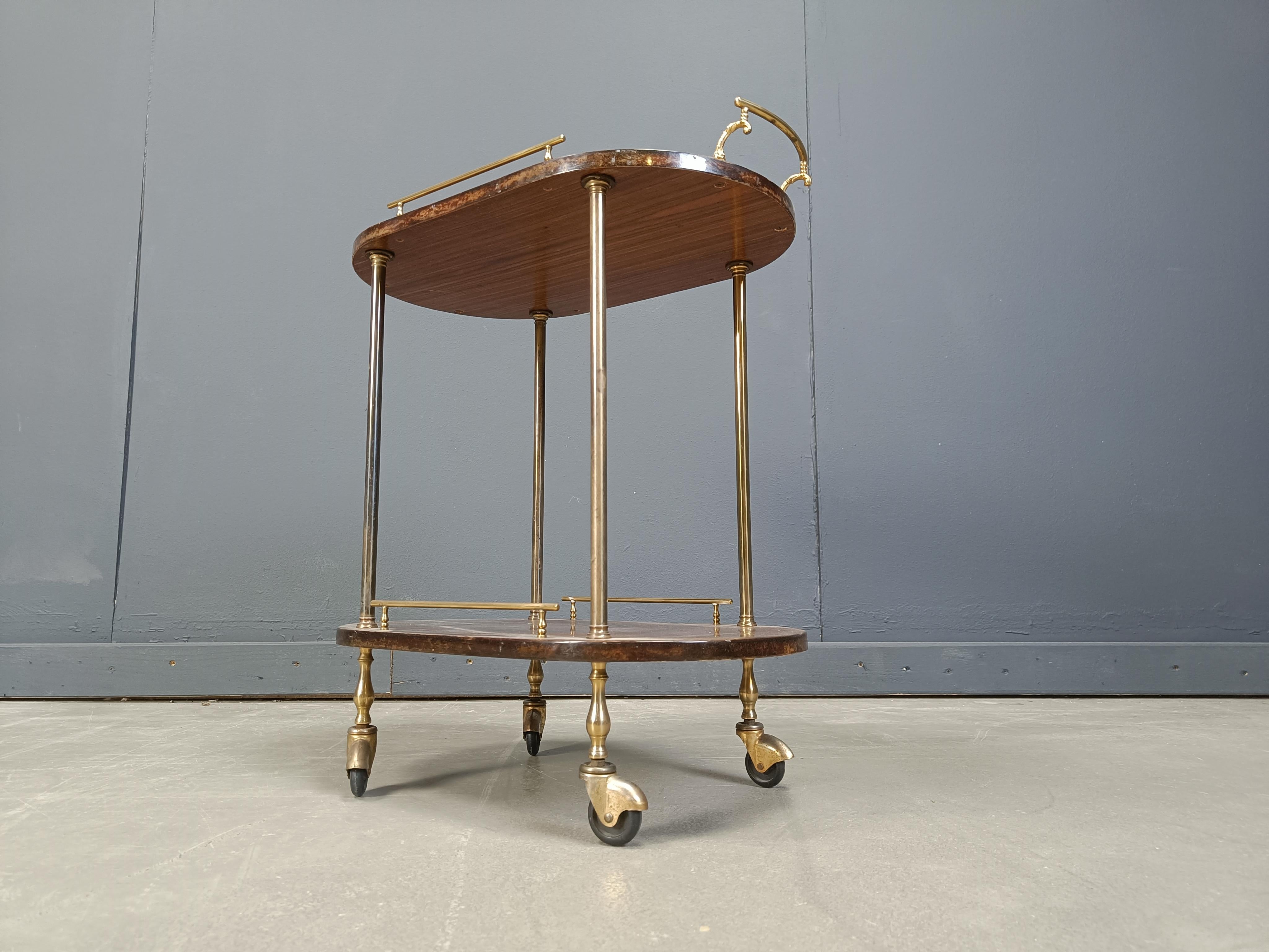 Chariot de service italien en peau de chèvre/parchemin laquée par Aldo Tura, années 1960 Bon état - En vente à Leuven, Vlaams Gewest