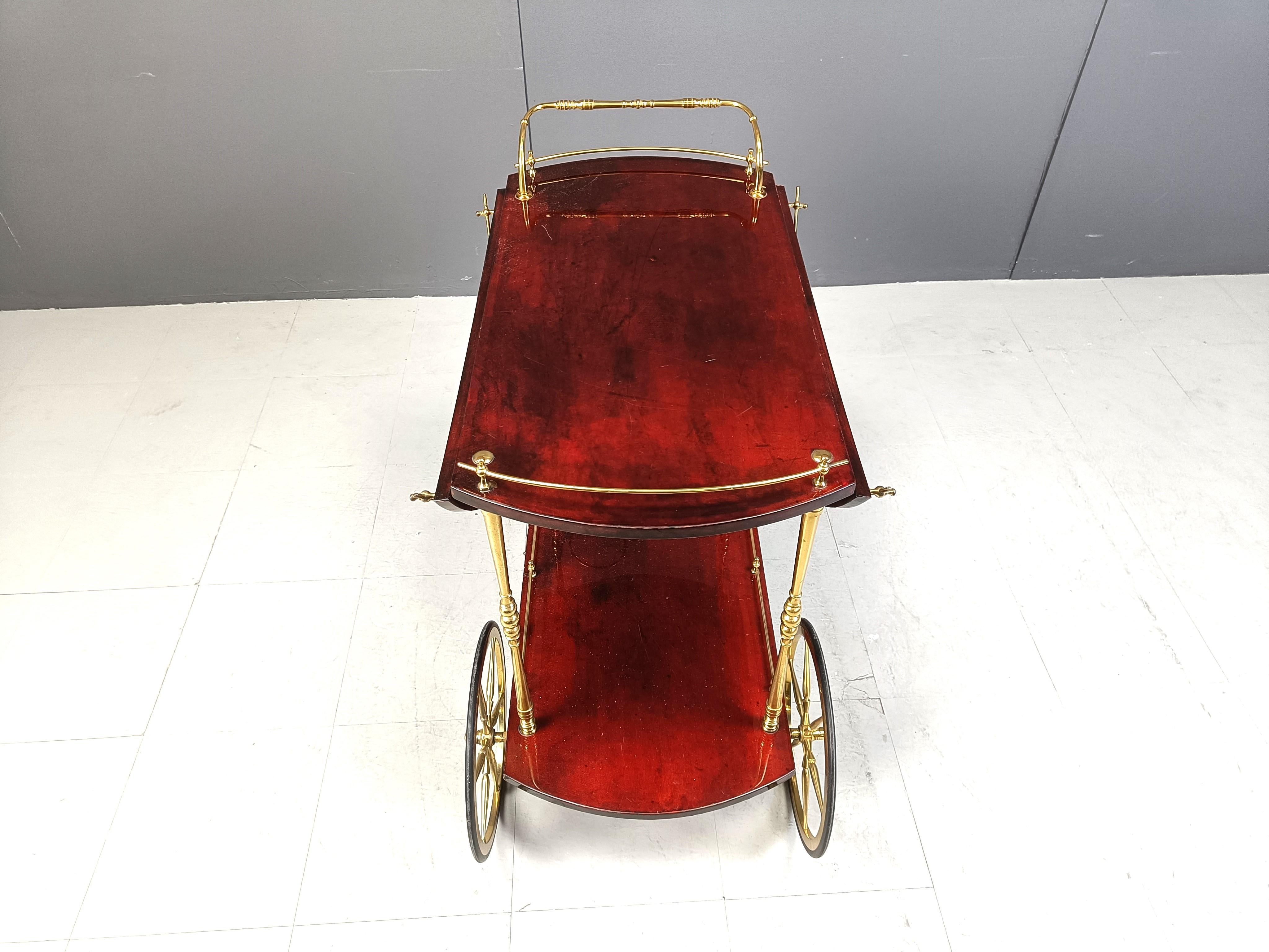Carrello da bar in pelle di capra e pergamena laccata italiana di Aldo Tura, anni '60 In condizioni buone a Leuven, Vlaams Gewest