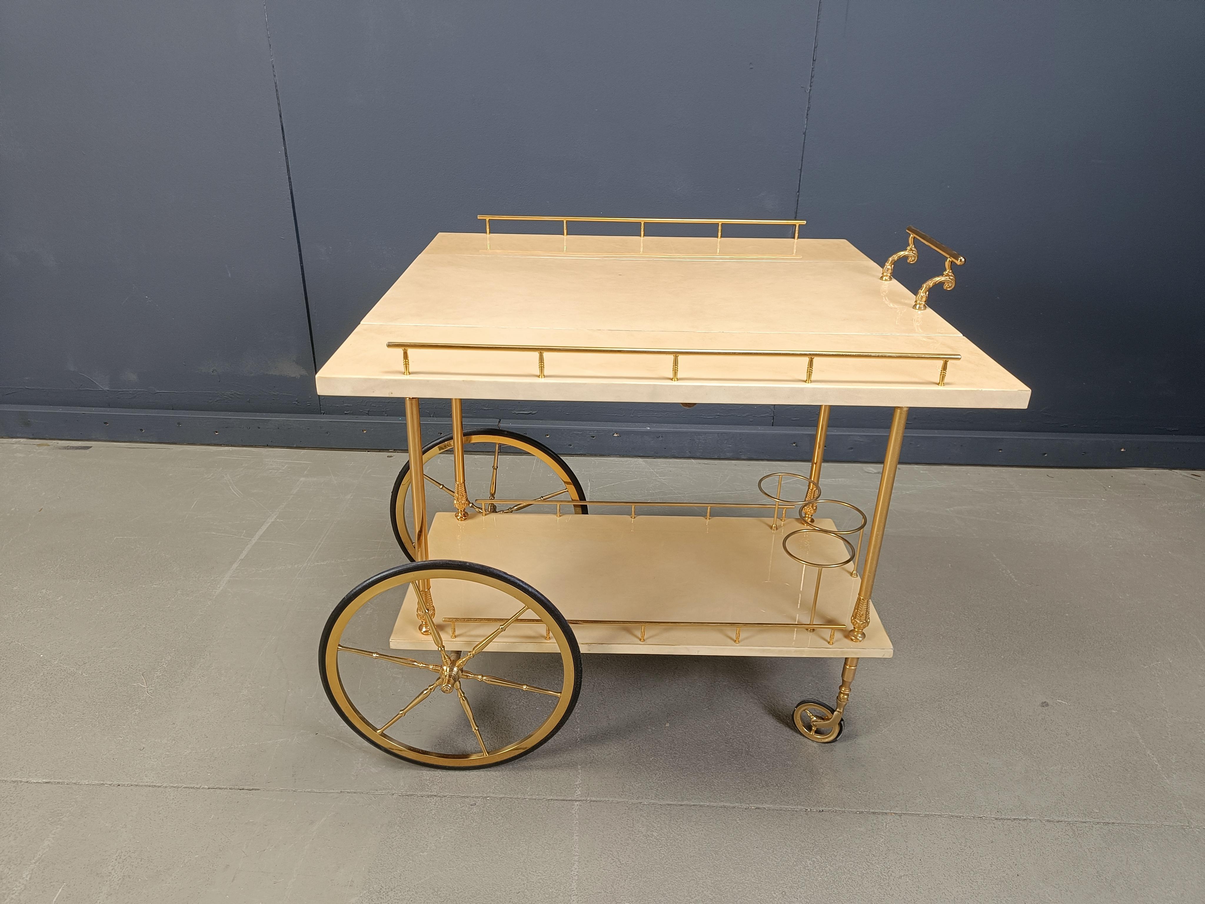 Milieu du XXe siècle Chariot de service italien en peau de chèvre/parchemin laquée par Aldo Tura, années 1960 en vente
