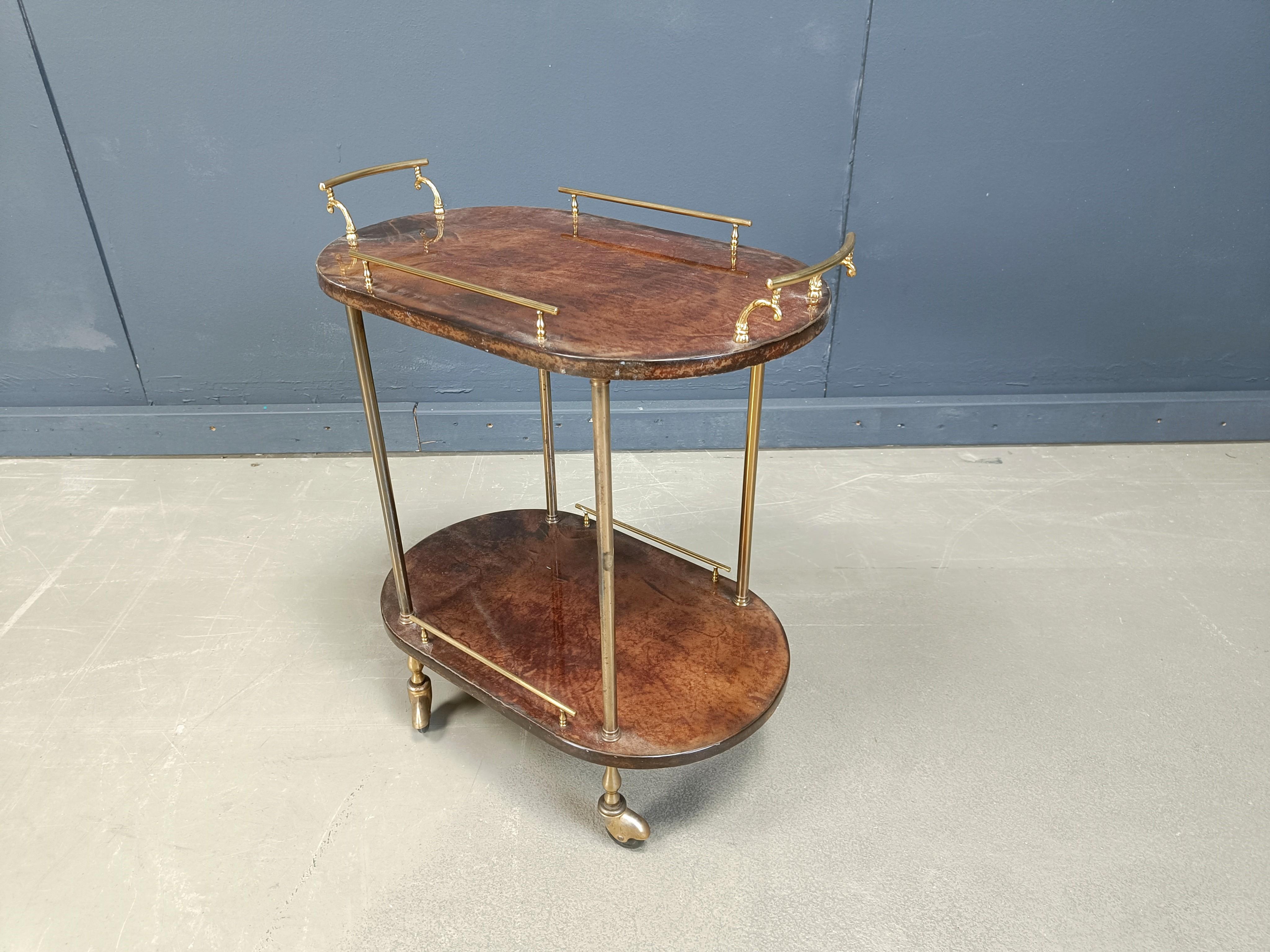 Milieu du XXe siècle Chariot de service italien en peau de chèvre/parchemin laquée par Aldo Tura, années 1960 en vente