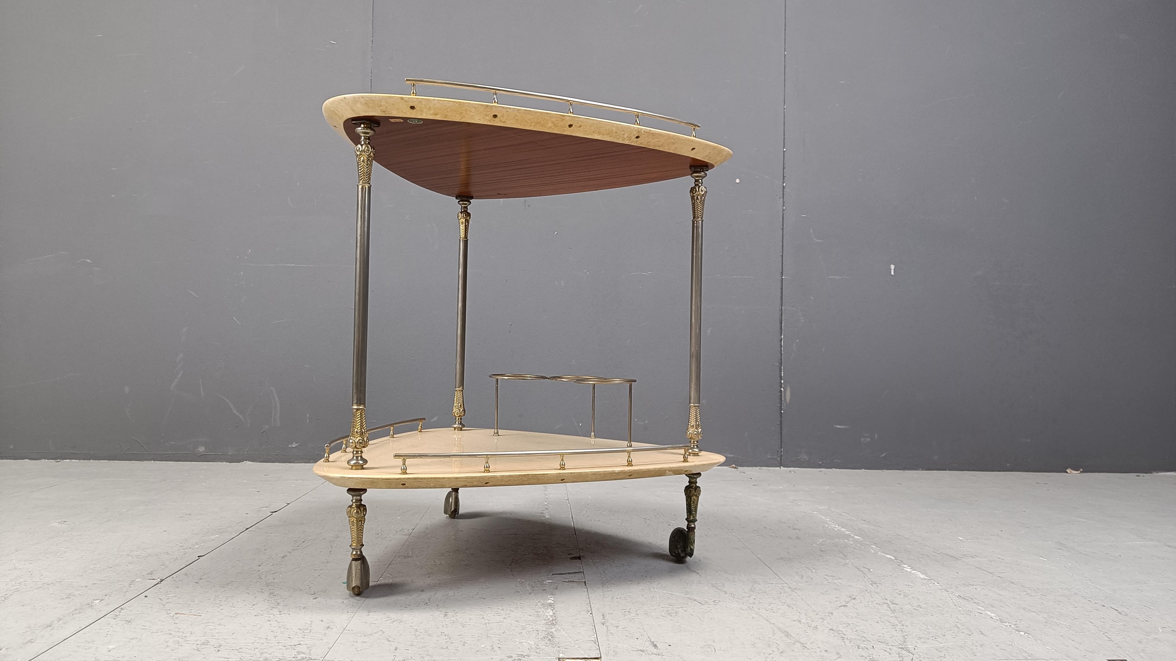 Carrito de bar italiano de piel de cabra lacada y pergamino de Aldo Tura, años 60 mediados del siglo XX en venta