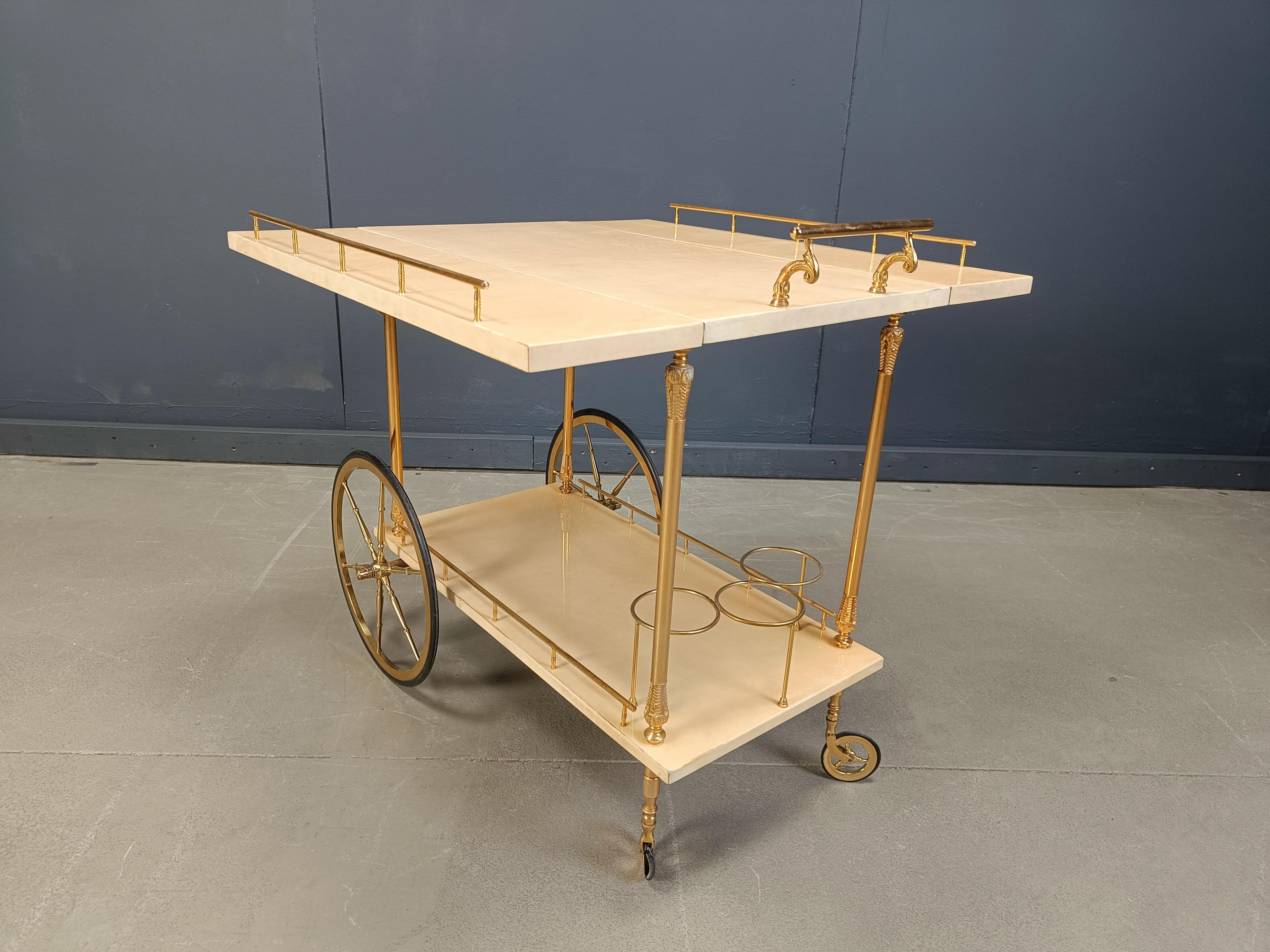 Laiton Chariot de service italien en peau de chèvre/parchemin laquée par Aldo Tura, années 1960 en vente