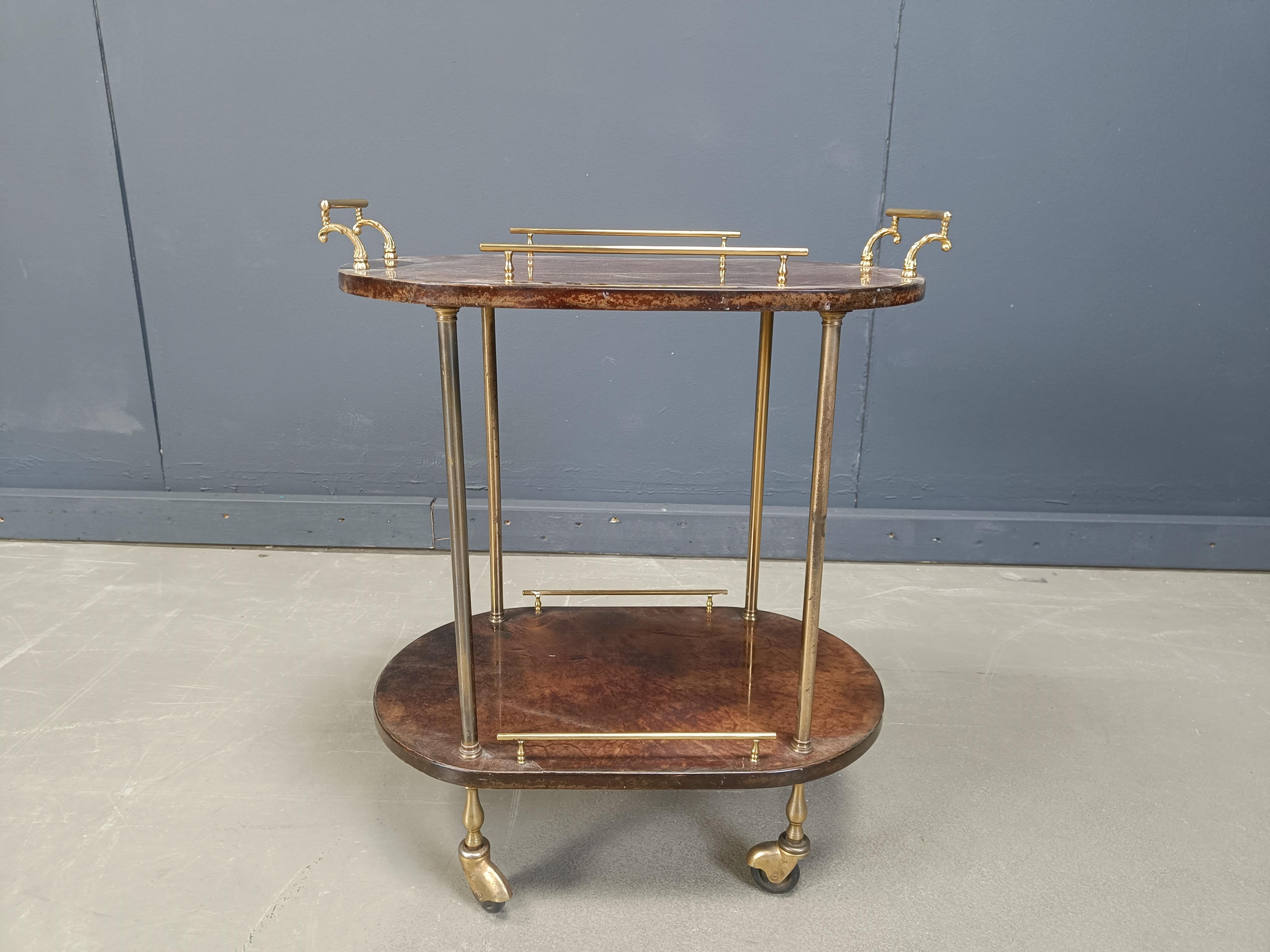 Laiton Chariot de service italien en peau de chèvre/parchemin laquée par Aldo Tura, années 1960 en vente