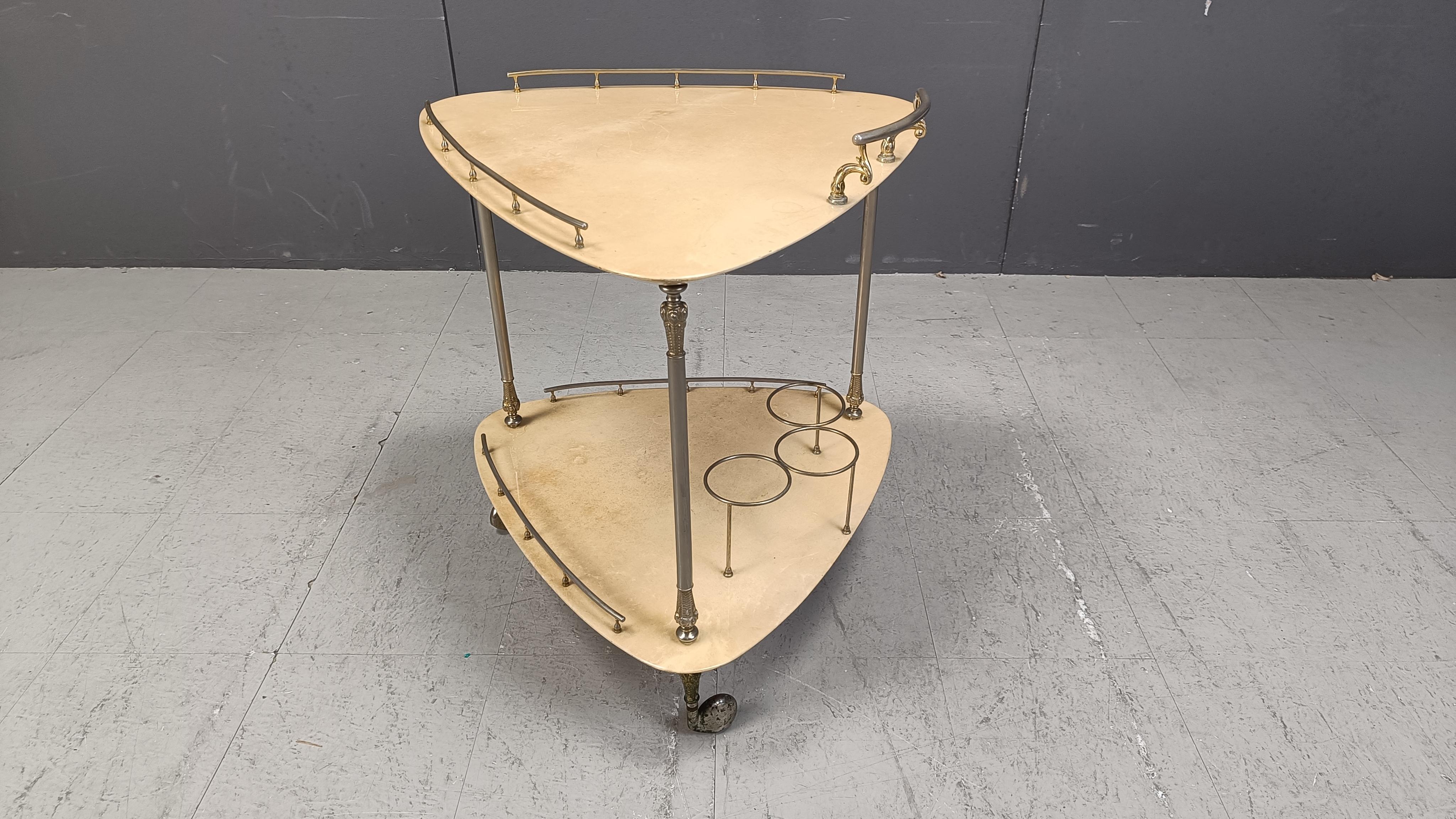 Carrito de bar italiano de piel de cabra lacada y pergamino de Aldo Tura, años 60 Latón en venta