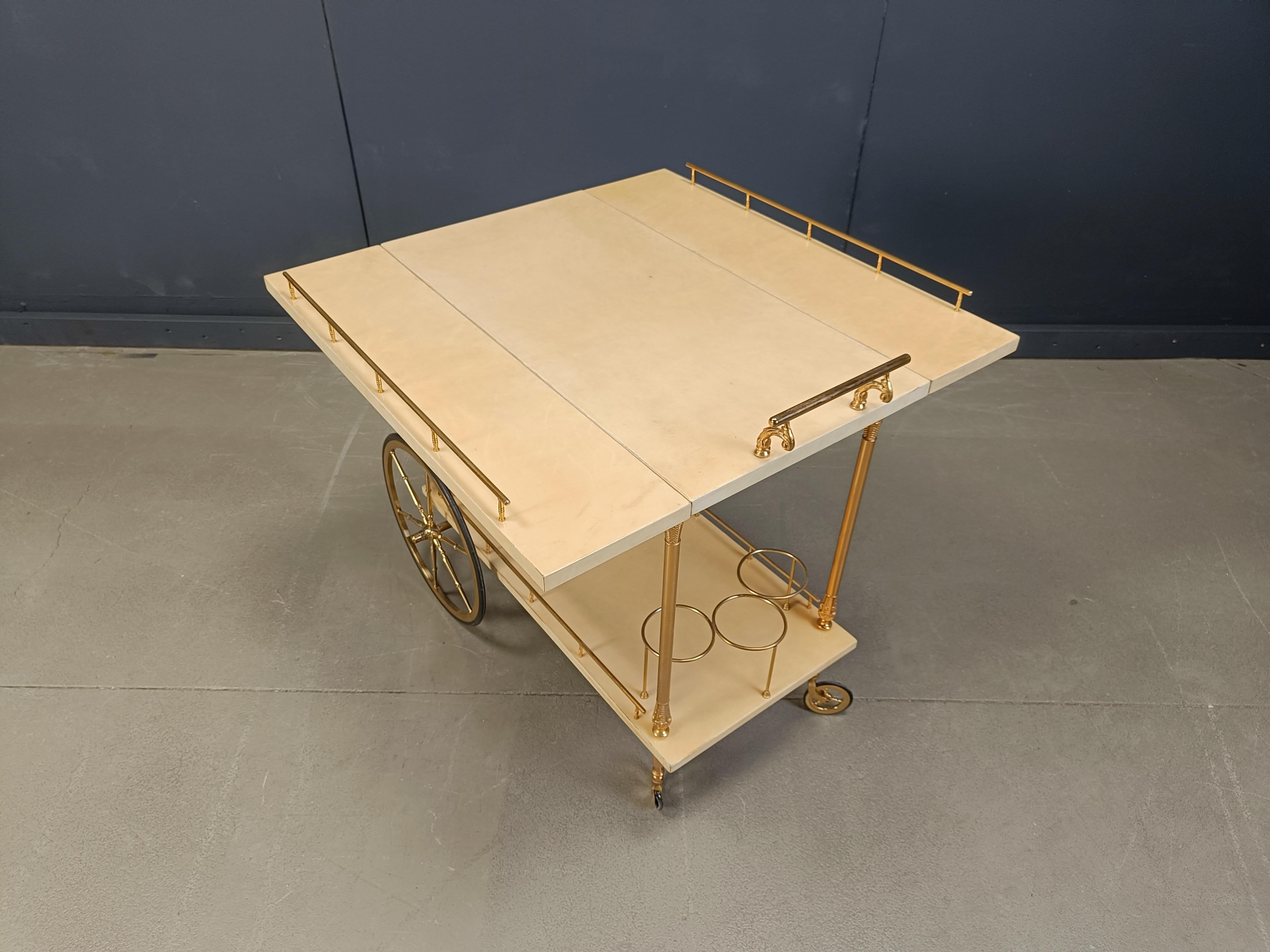 Chariot de service italien en peau de chèvre/parchemin laquée par Aldo Tura, années 1960 en vente 1