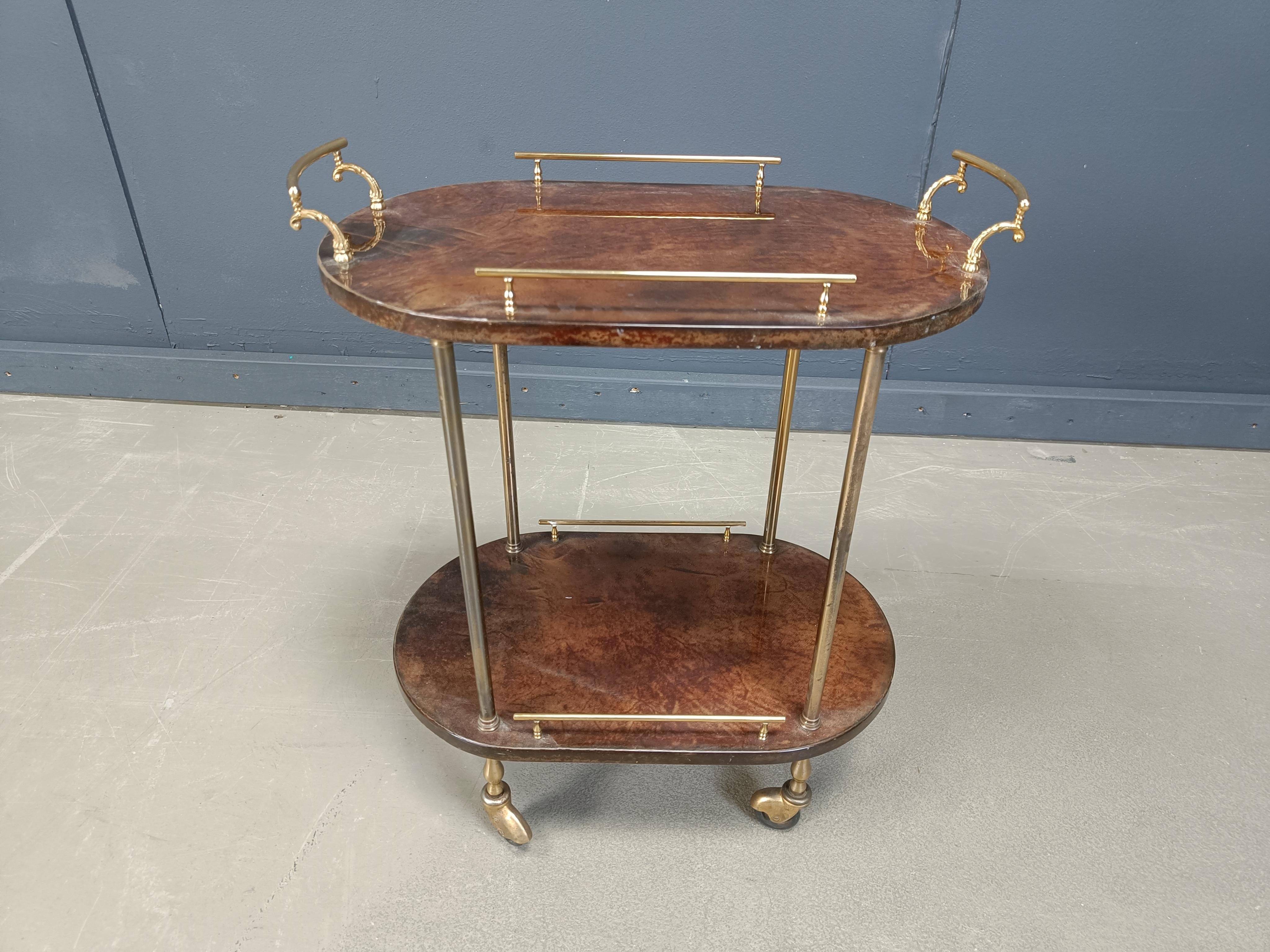 Chariot de service italien en peau de chèvre/parchemin laquée par Aldo Tura, années 1960 en vente 1