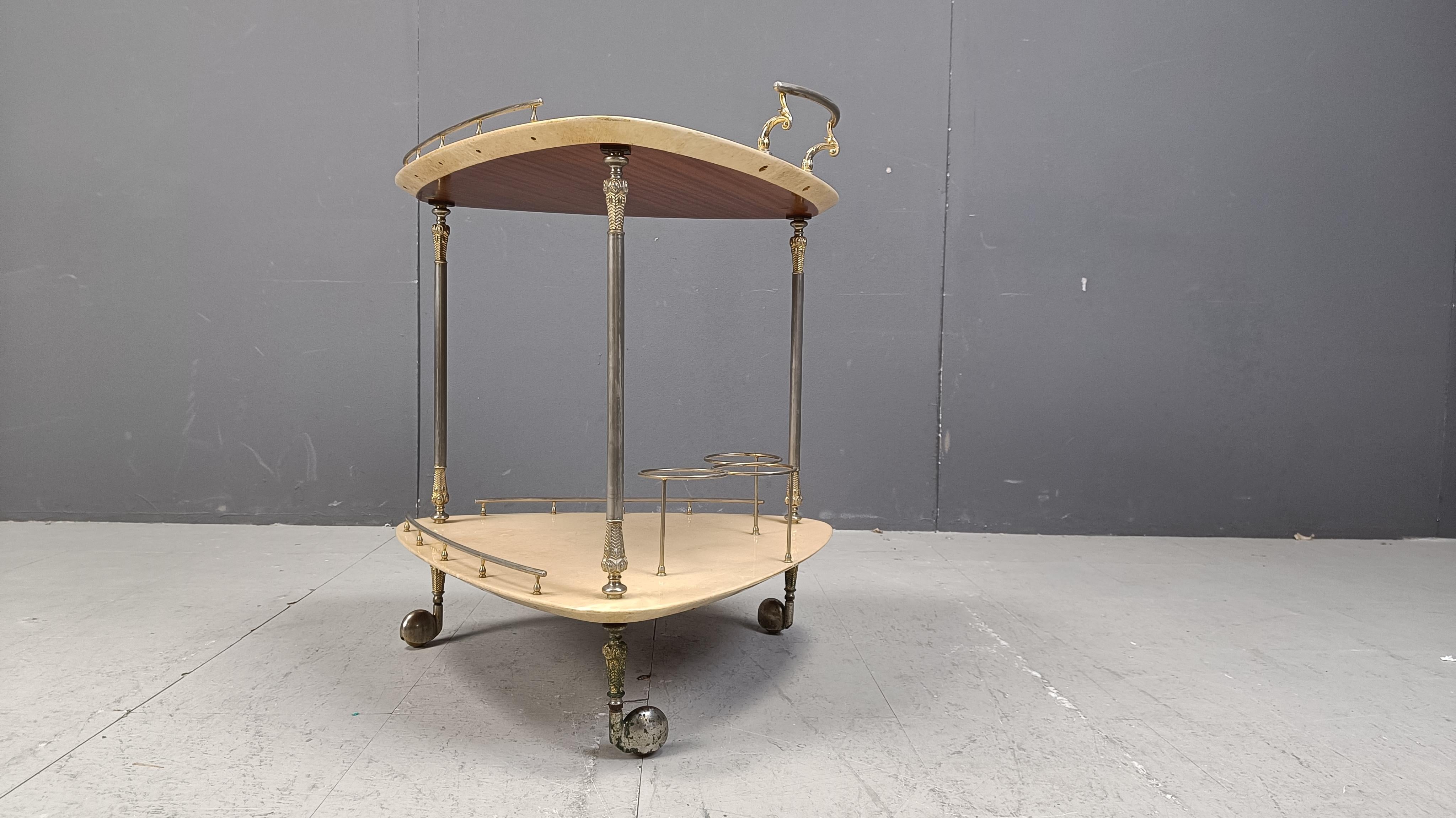 Carrito de bar italiano de piel de cabra lacada y pergamino de Aldo Tura, años 60 en venta 1