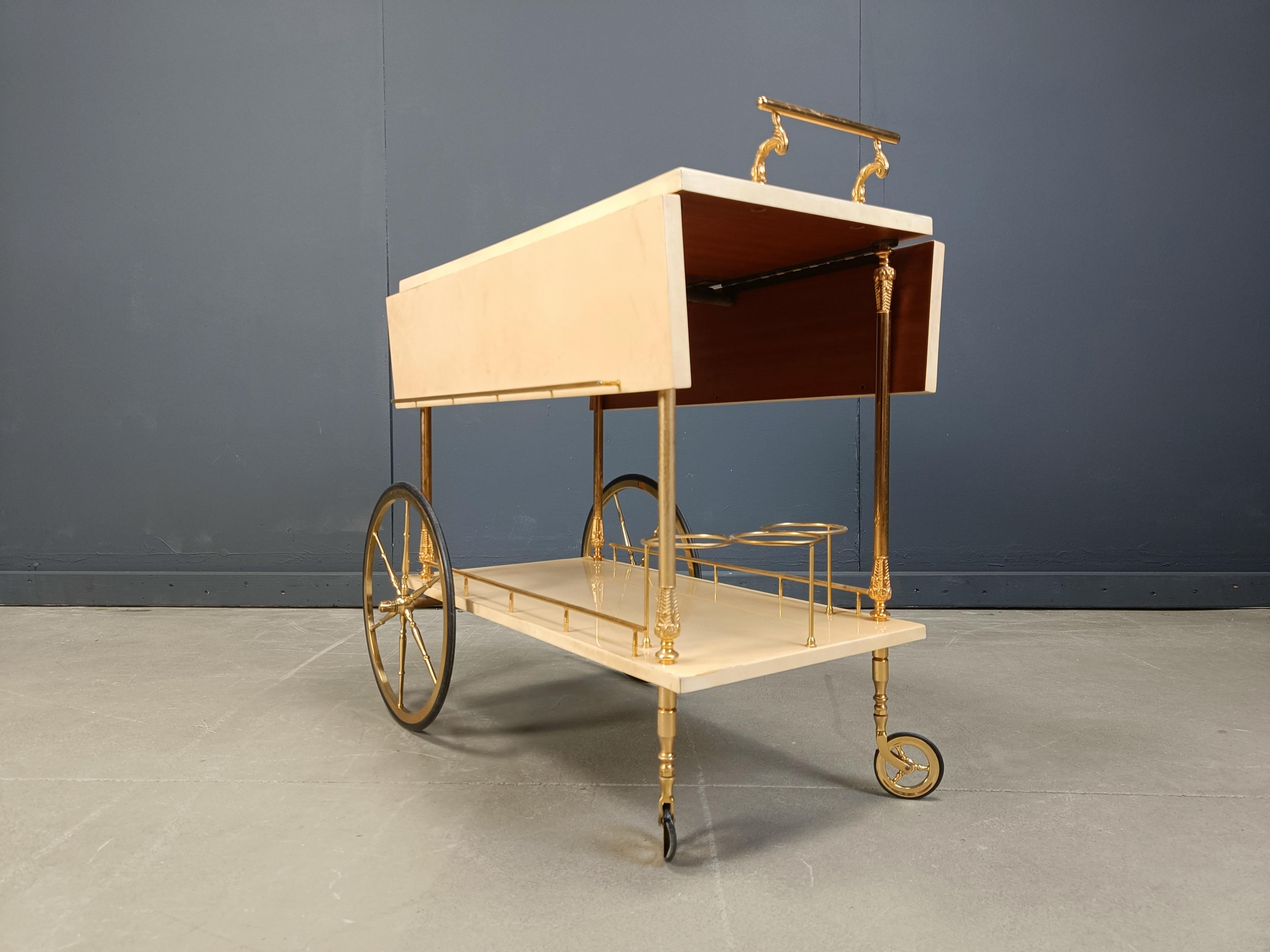 Chariot de service italien en peau de chèvre/parchemin laquée par Aldo Tura, années 1960 en vente 2