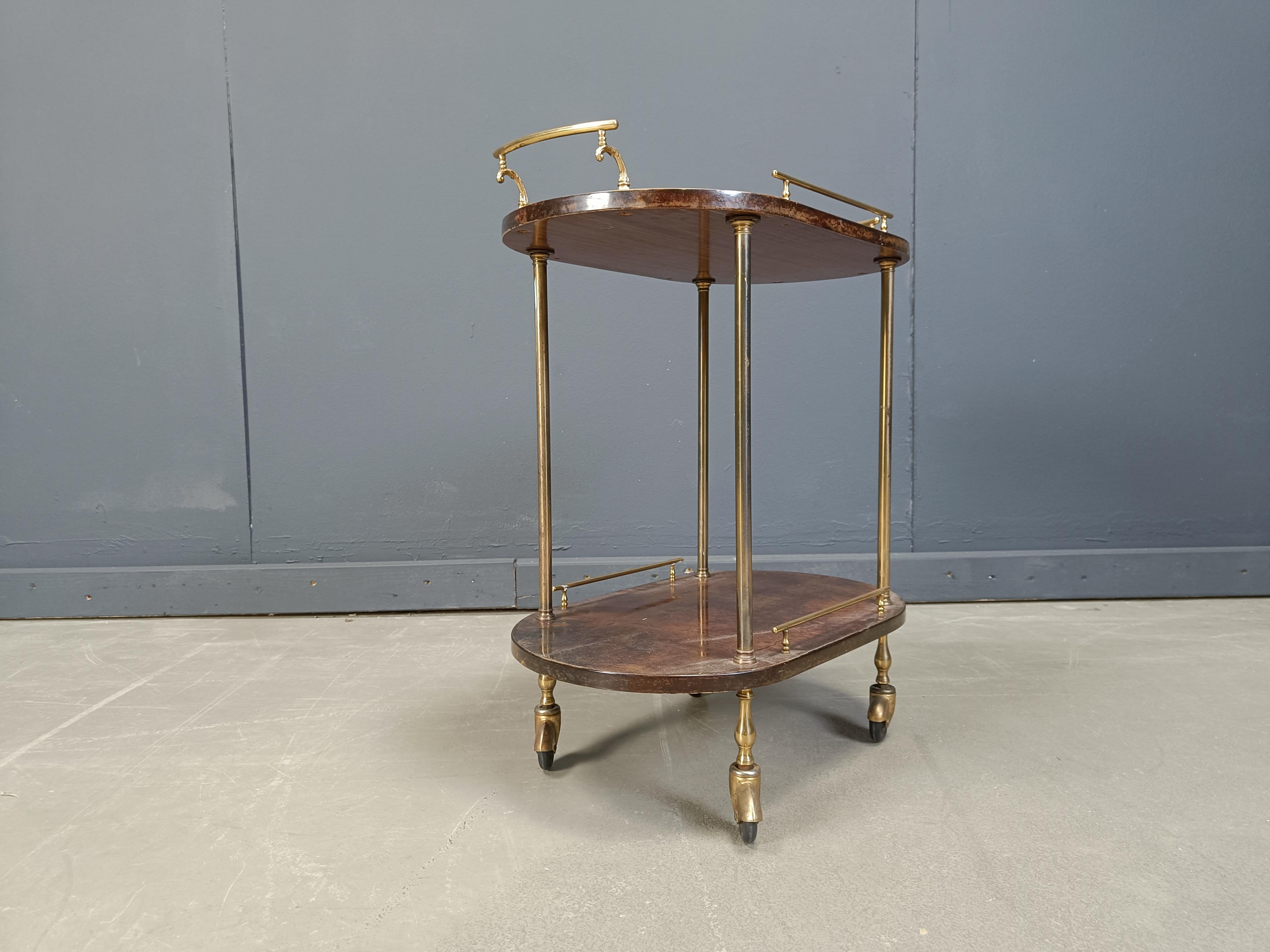 Chariot de service italien en peau de chèvre/parchemin laquée par Aldo Tura, années 1960 en vente 2