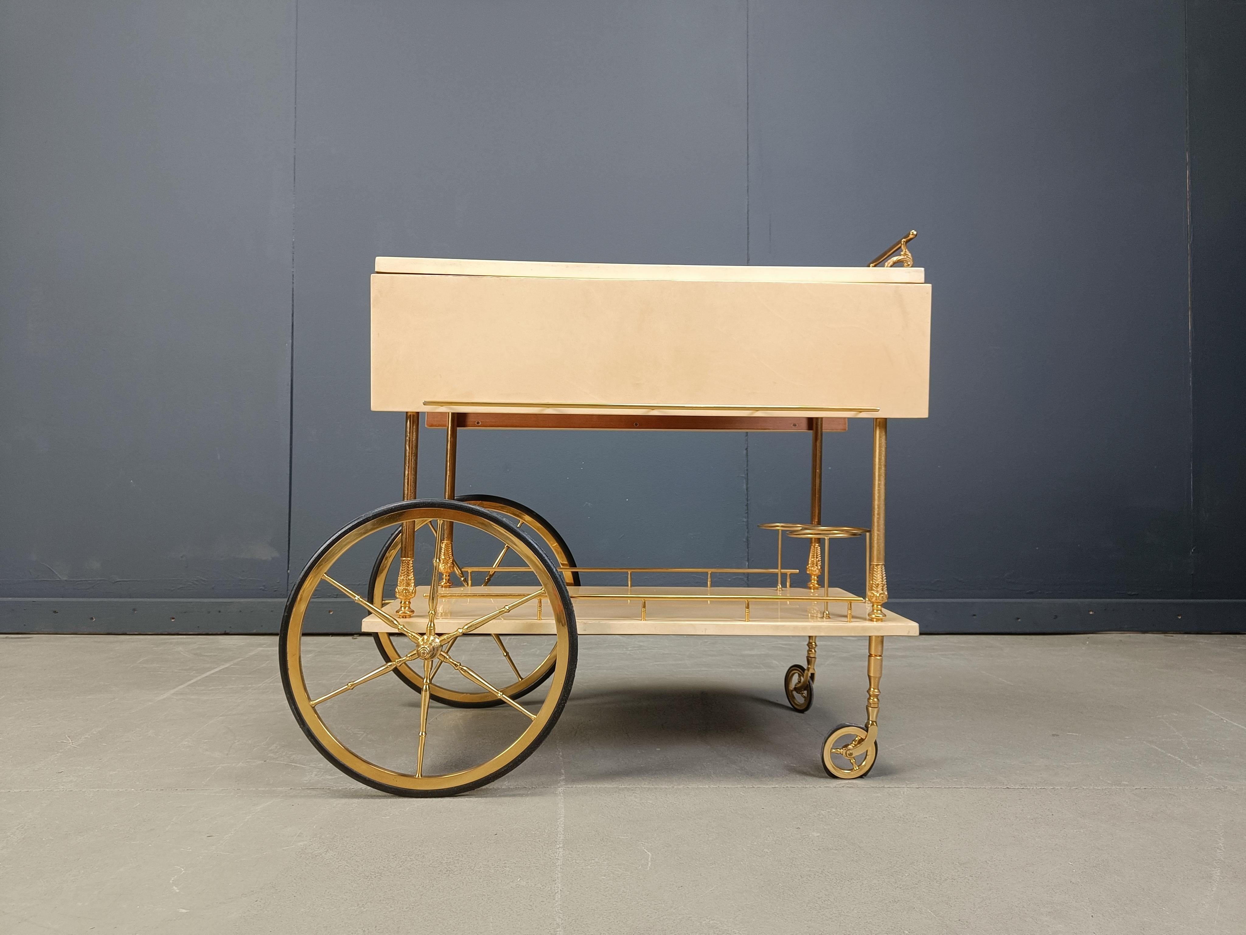 Chariot de service italien en peau de chèvre/parchemin laquée par Aldo Tura, années 1960 en vente 3