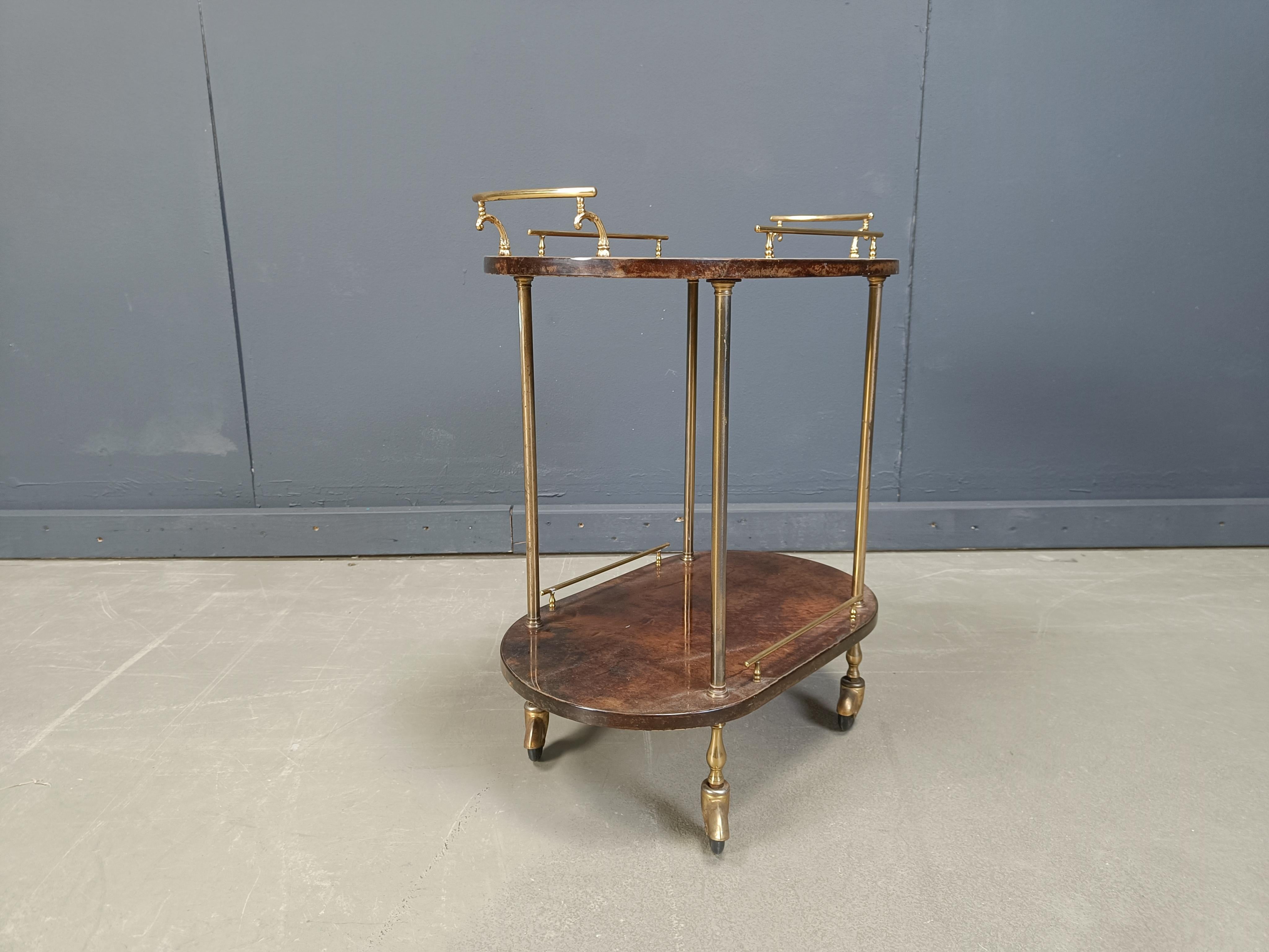 Chariot de service italien en peau de chèvre/parchemin laquée par Aldo Tura, années 1960 en vente 3