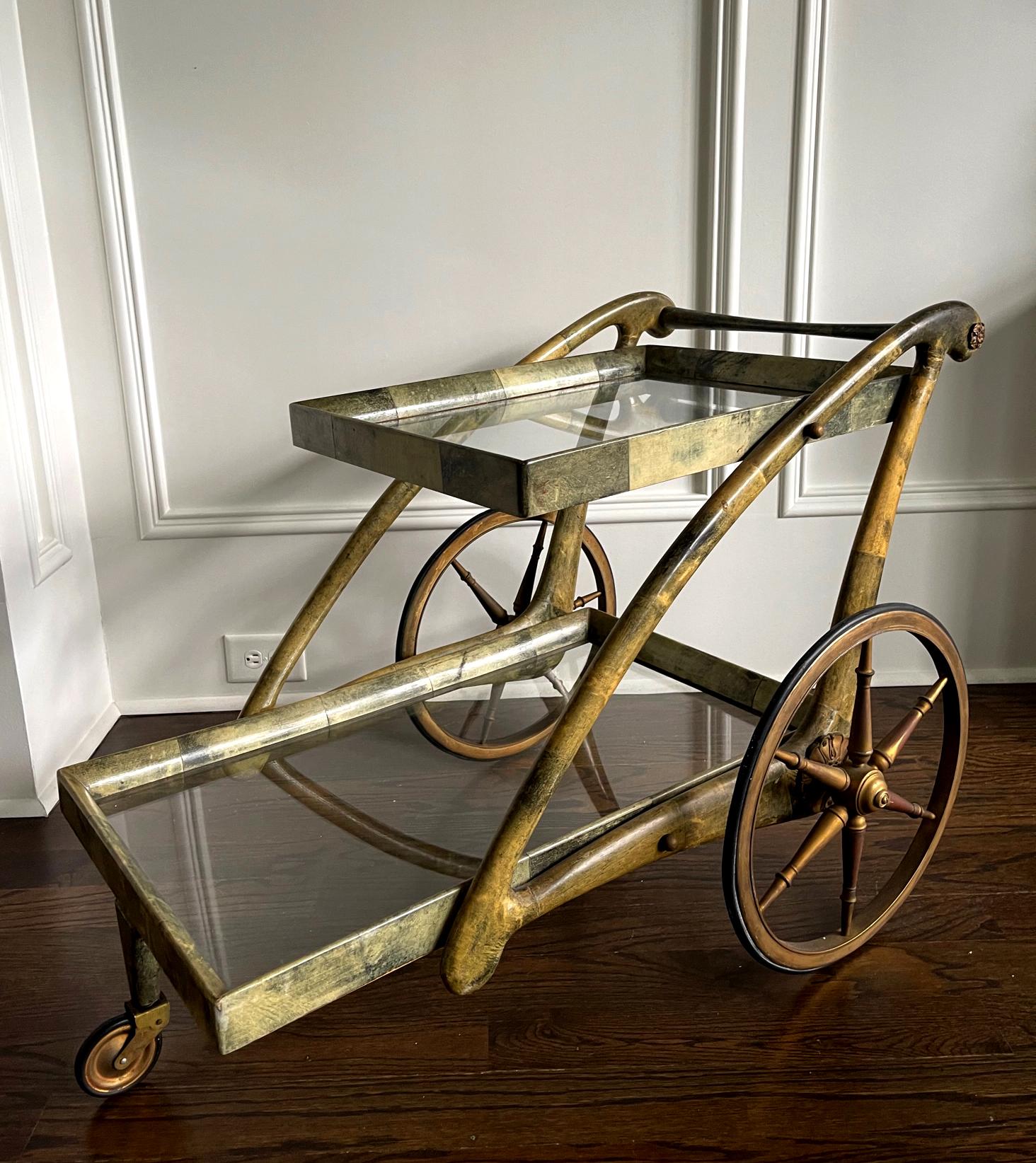 Mid-Century Modern Chariot de service en peau de chèvre laquée italienne d'Aldo Tura en vente