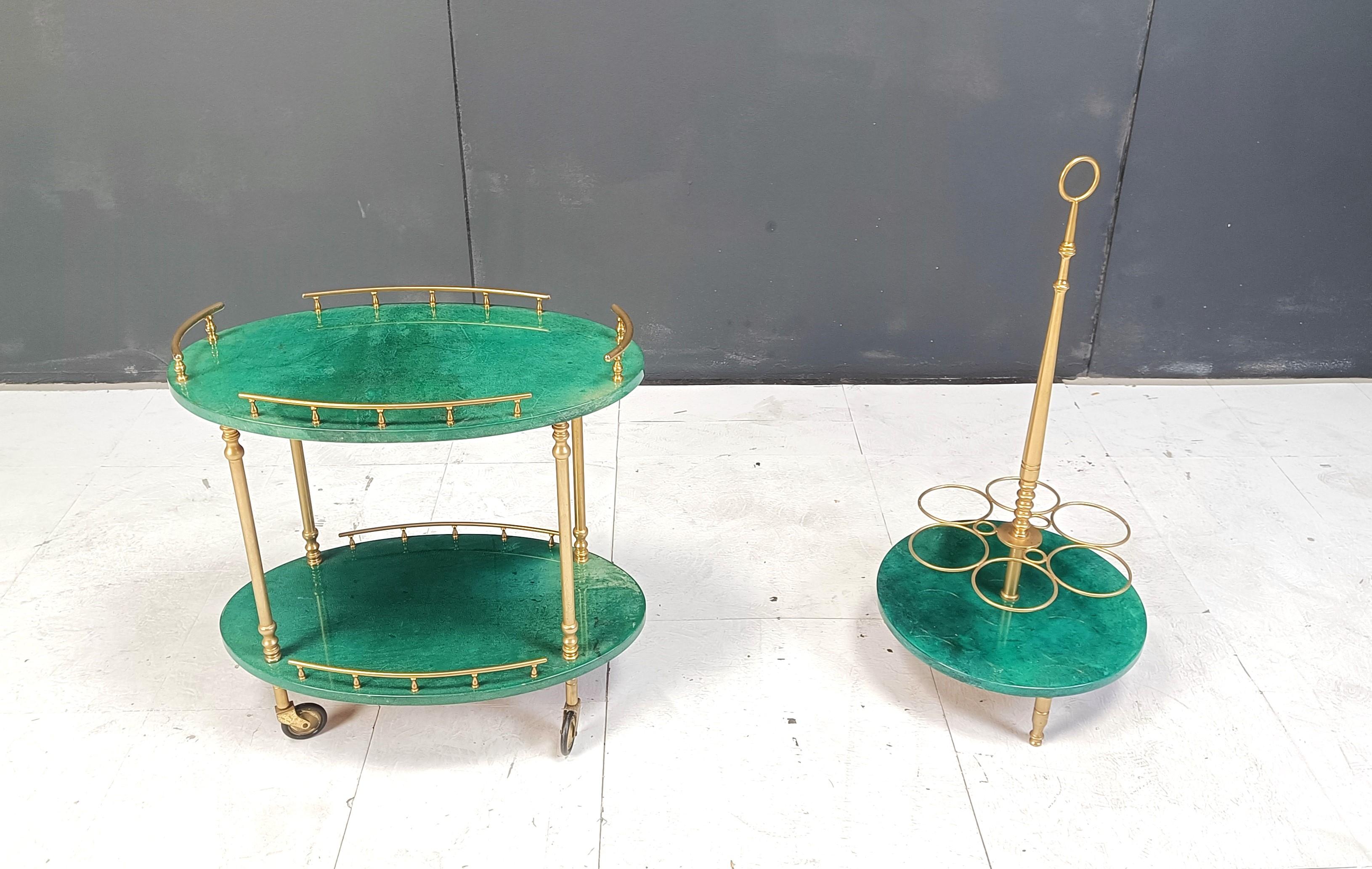 Carrito de bebidas lacado en verde y botellero de vino de Aldo Tura.

Diseño neoclásico con herrajes de latón y un vibrante color verde.

Gran atractivo decorativo.

Buen estado.

años 60 - Italia

Dimensiones:
Carro:
Altura: 55 cm
Anchura: 55