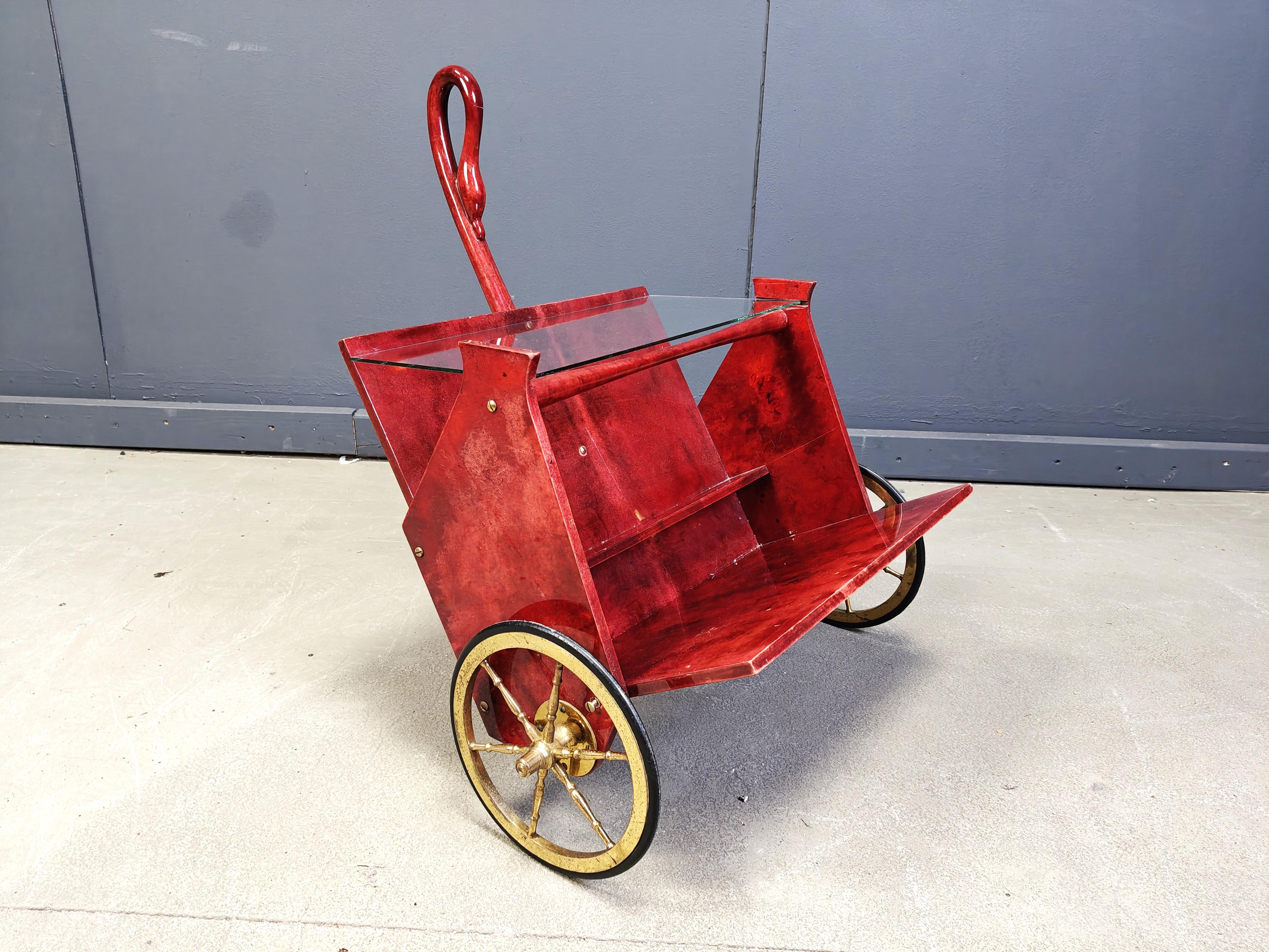 Chariot de bar italien en peau de chèvre Swan laqué par Aldo Tura, années 1960 en vente 4