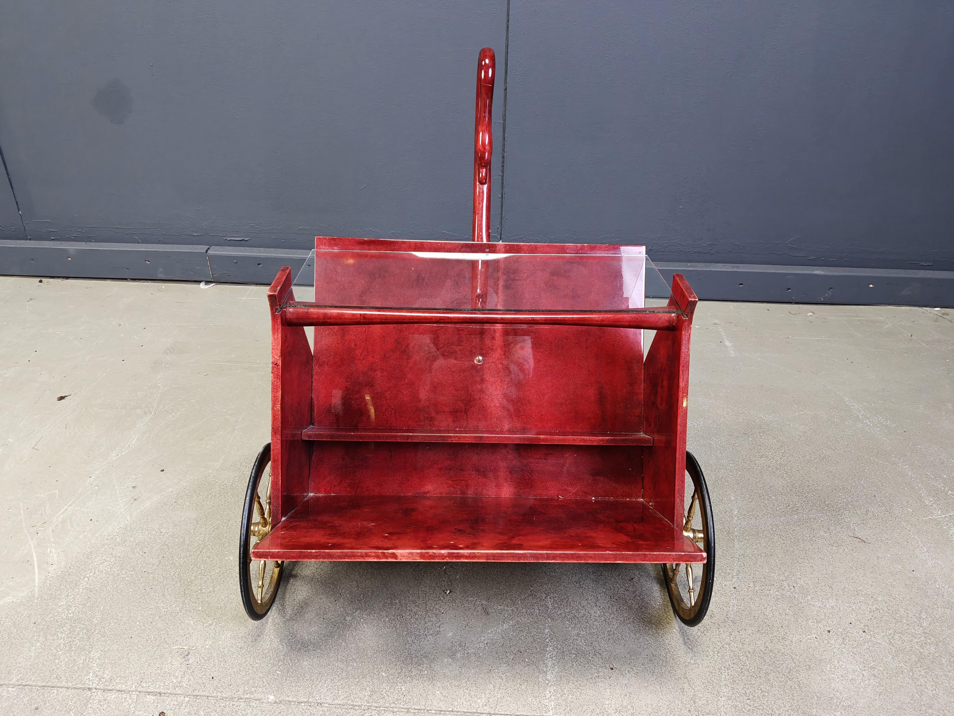Chariot de bar italien en peau de chèvre Swan laqué par Aldo Tura, années 1960 en vente 5