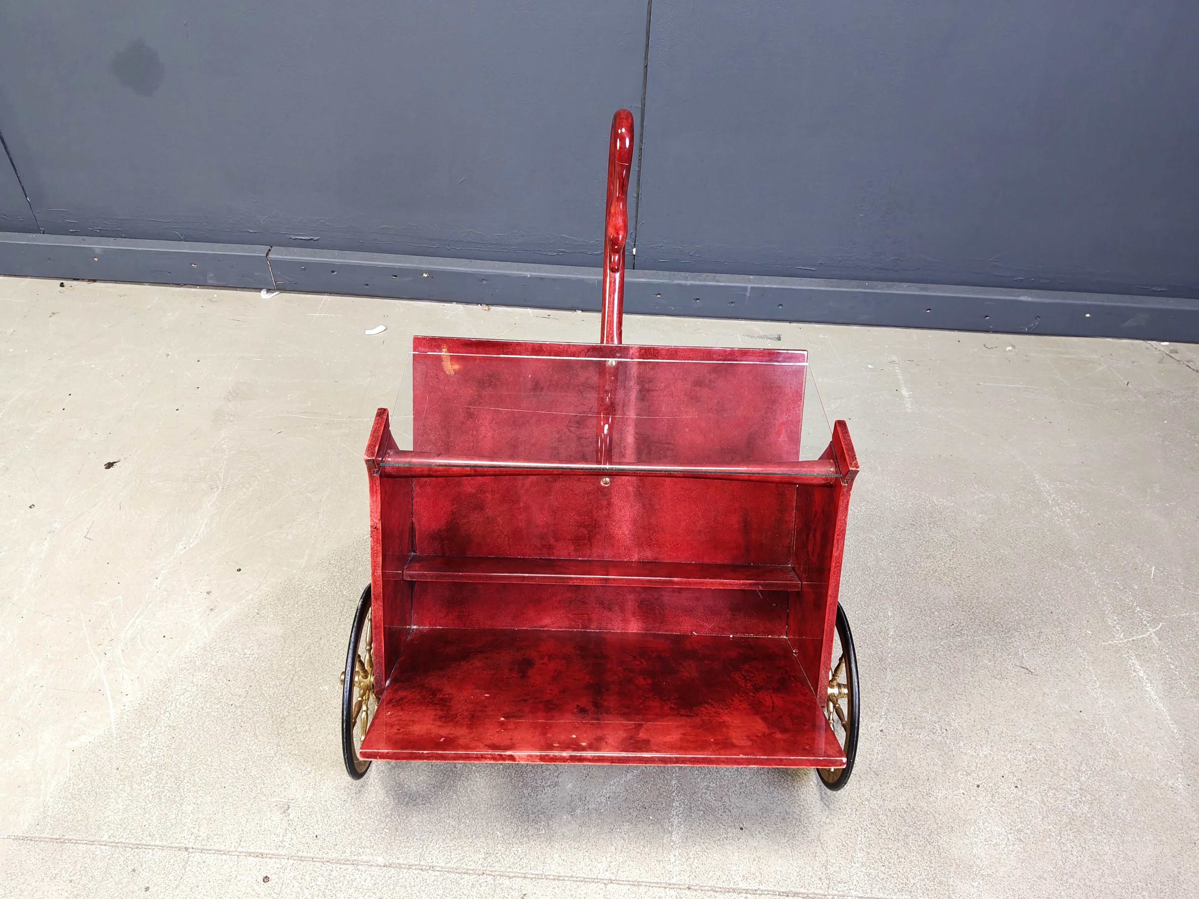 Très rare chariot de bar Aldo Tura en forme de cygne en peau de chèvre ou en parchemin. Ce chariot de bar a été fabriqué en Italie dans les années 1960. 

Fabriqué en peau de chèvre / parchemin laqué et quincaillerie en laiton. 

Un grand attrait
