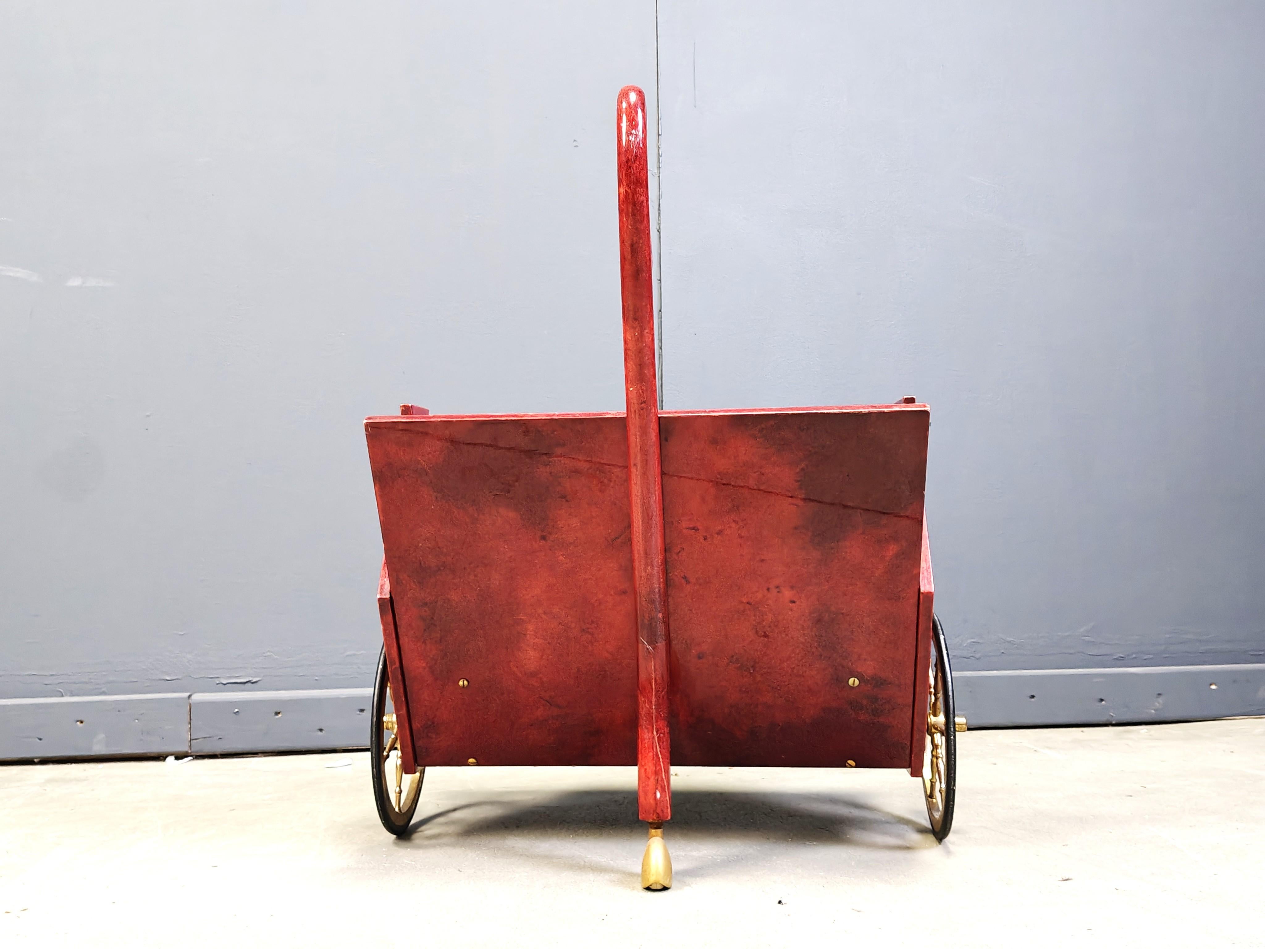 Hollywood Regency Chariot de bar italien en peau de chèvre Swan laqué par Aldo Tura, années 1960 en vente