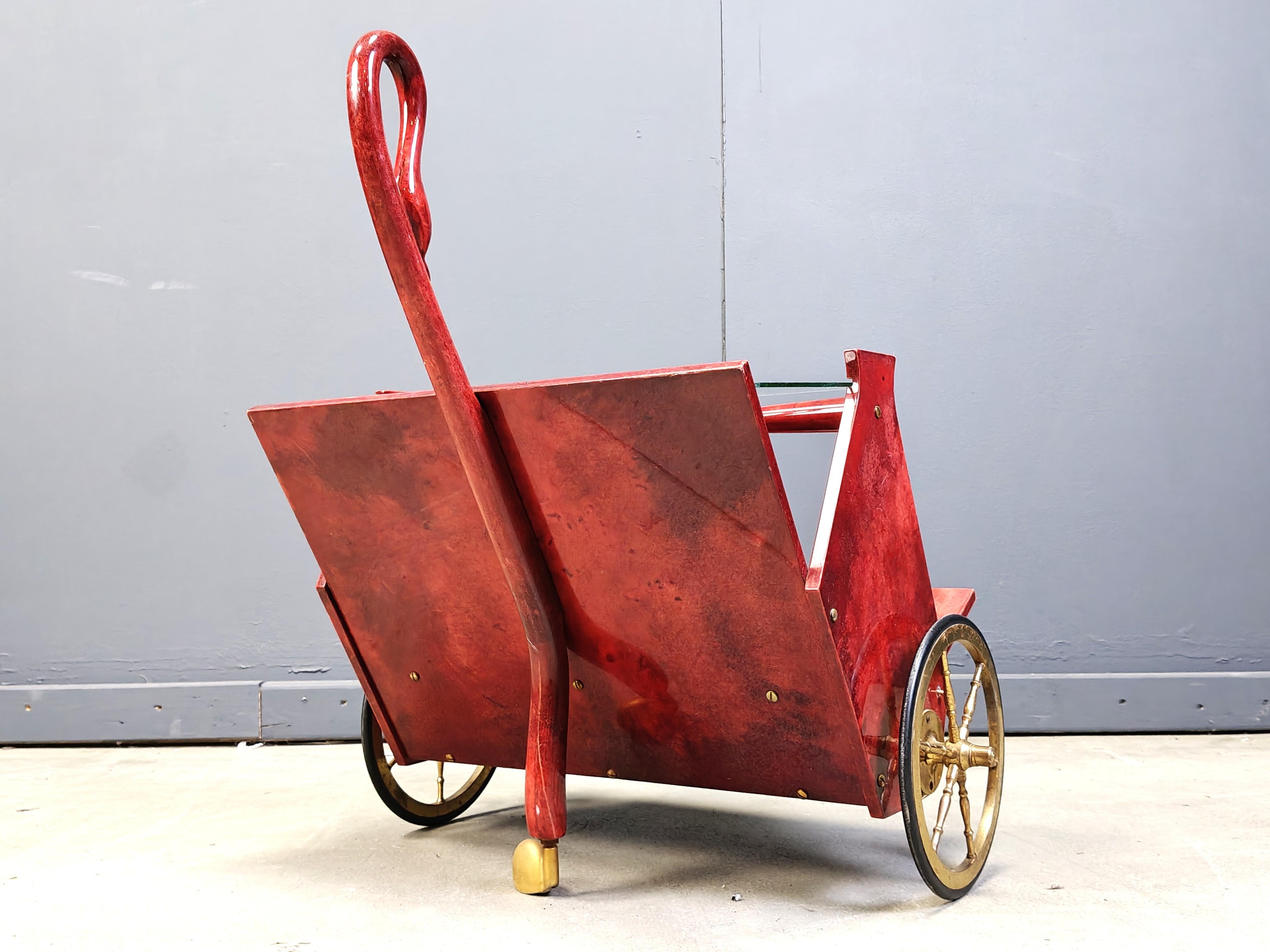 Chariot de bar italien en peau de chèvre Swan laqué par Aldo Tura, années 1960 Bon état - En vente à Leuven, Vlaams Gewest