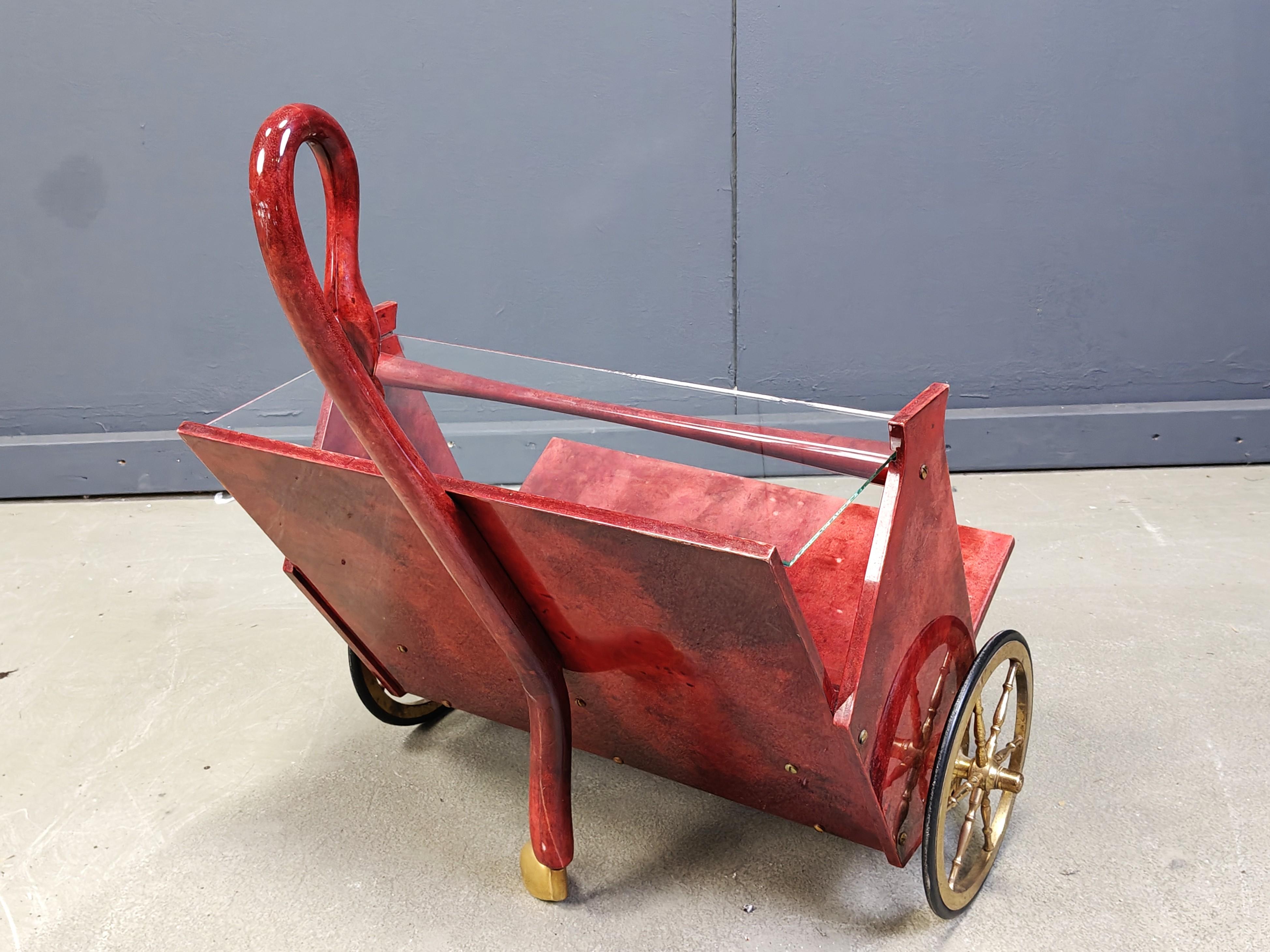 Milieu du XXe siècle Chariot de bar italien en peau de chèvre Swan laqué par Aldo Tura, années 1960 en vente