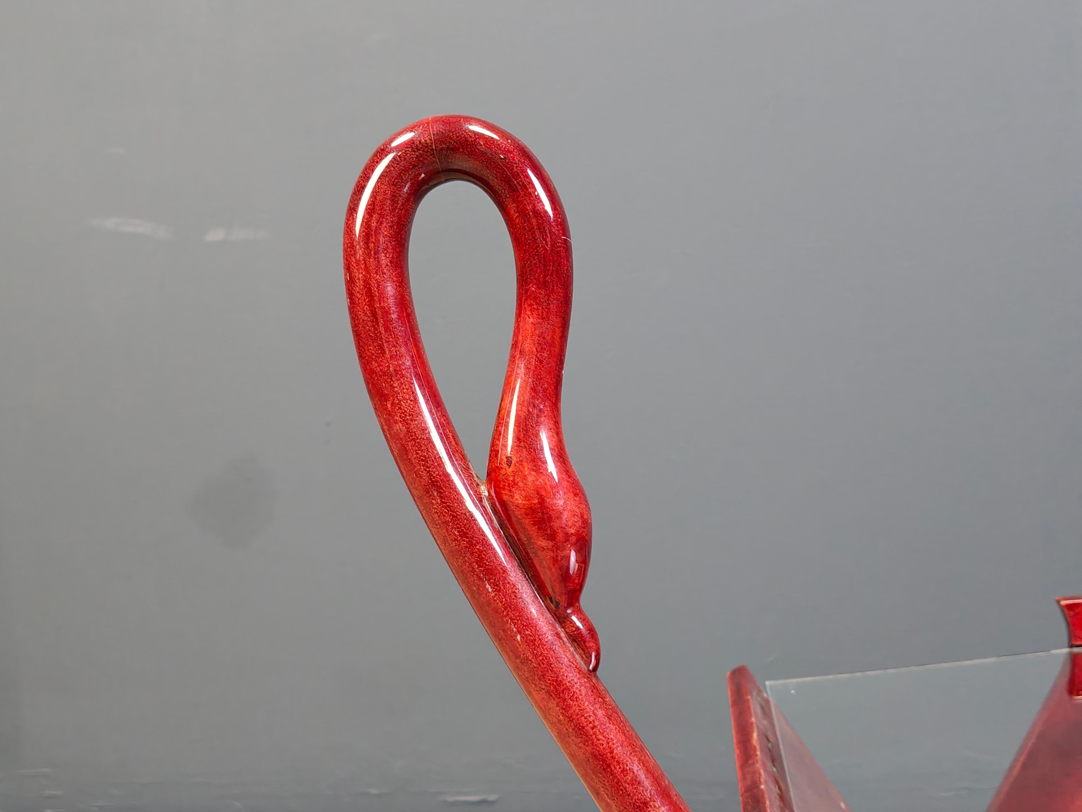 Laiton Chariot de bar italien en peau de chèvre Swan laqué par Aldo Tura, années 1960 en vente