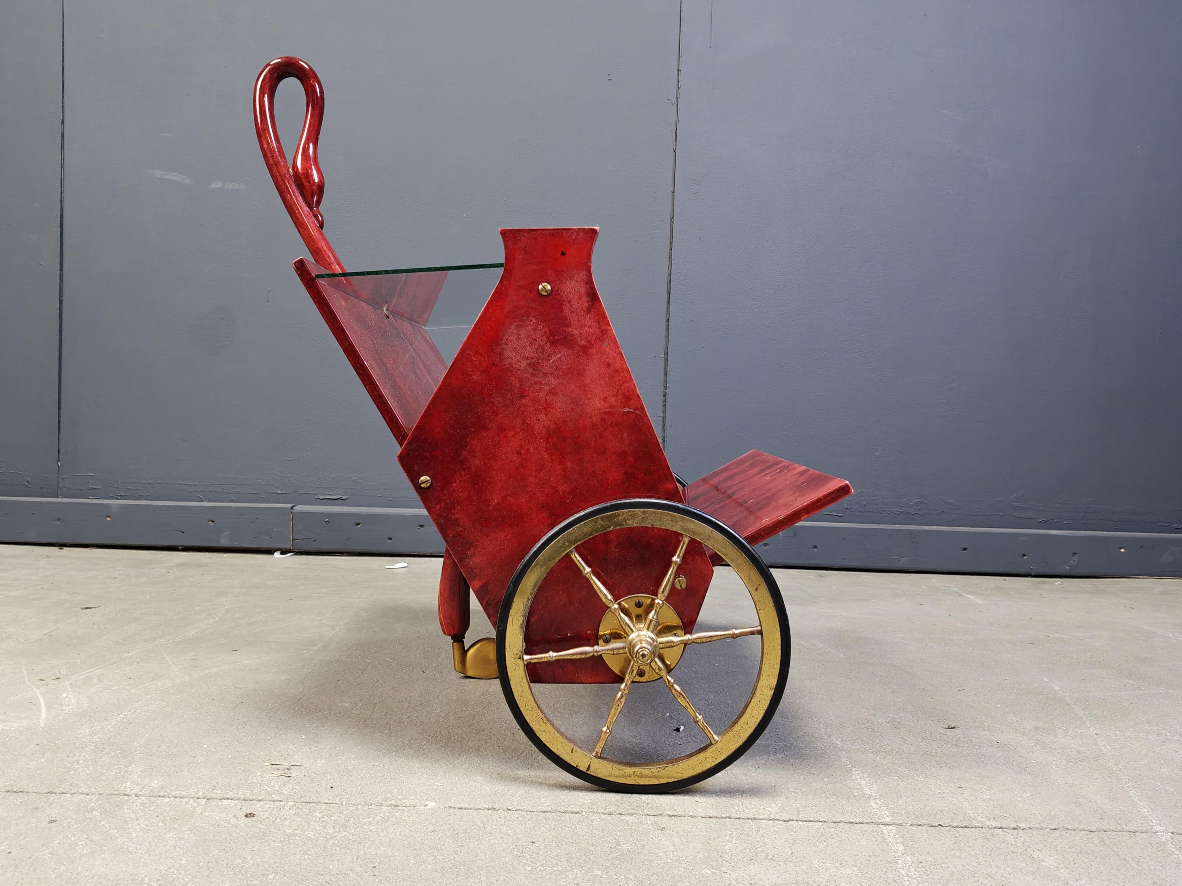 Chariot de bar italien en peau de chèvre Swan laqué par Aldo Tura, années 1960 en vente 1