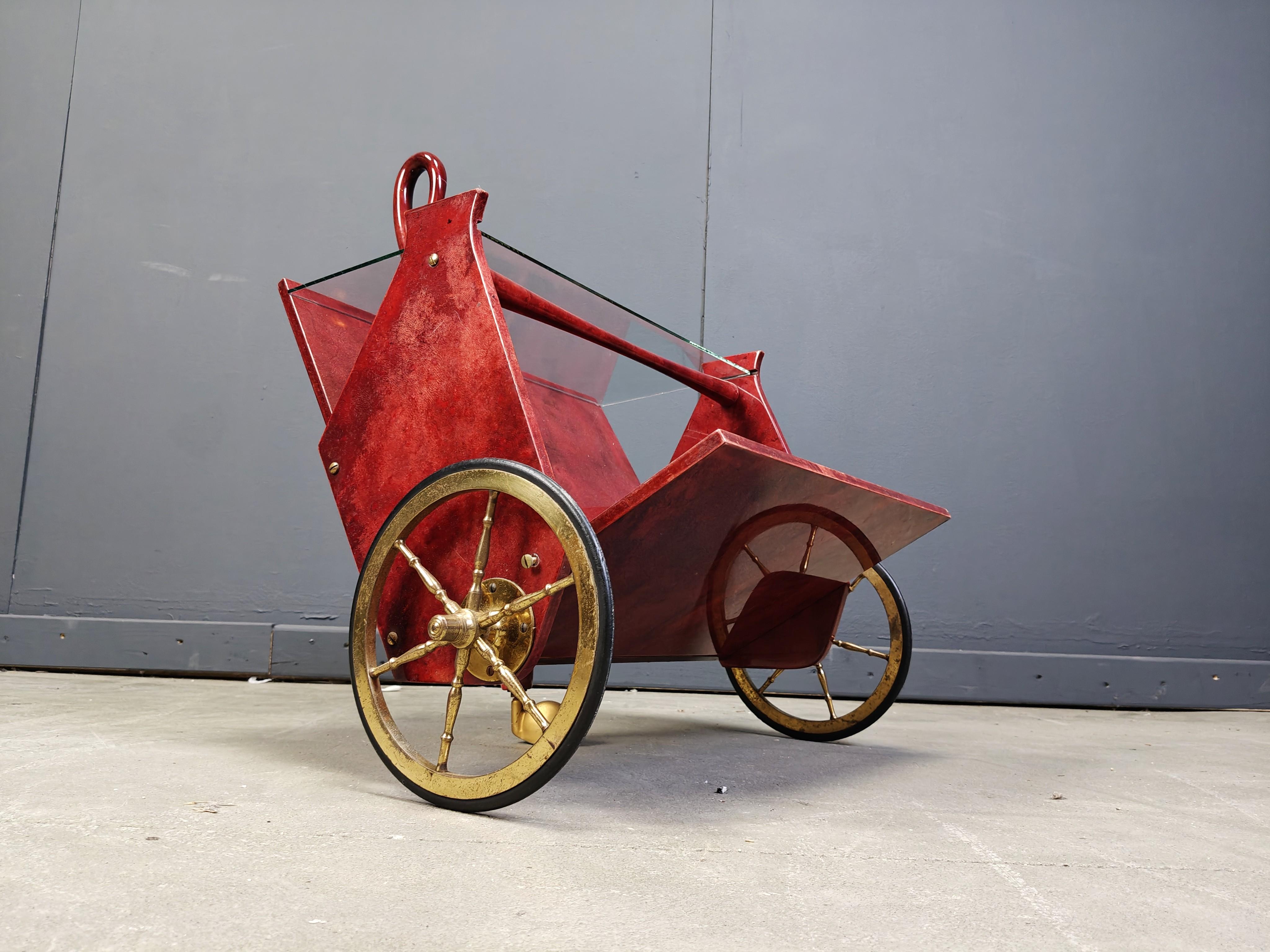 Chariot de bar italien en peau de chèvre Swan laqué par Aldo Tura, années 1960 en vente 2