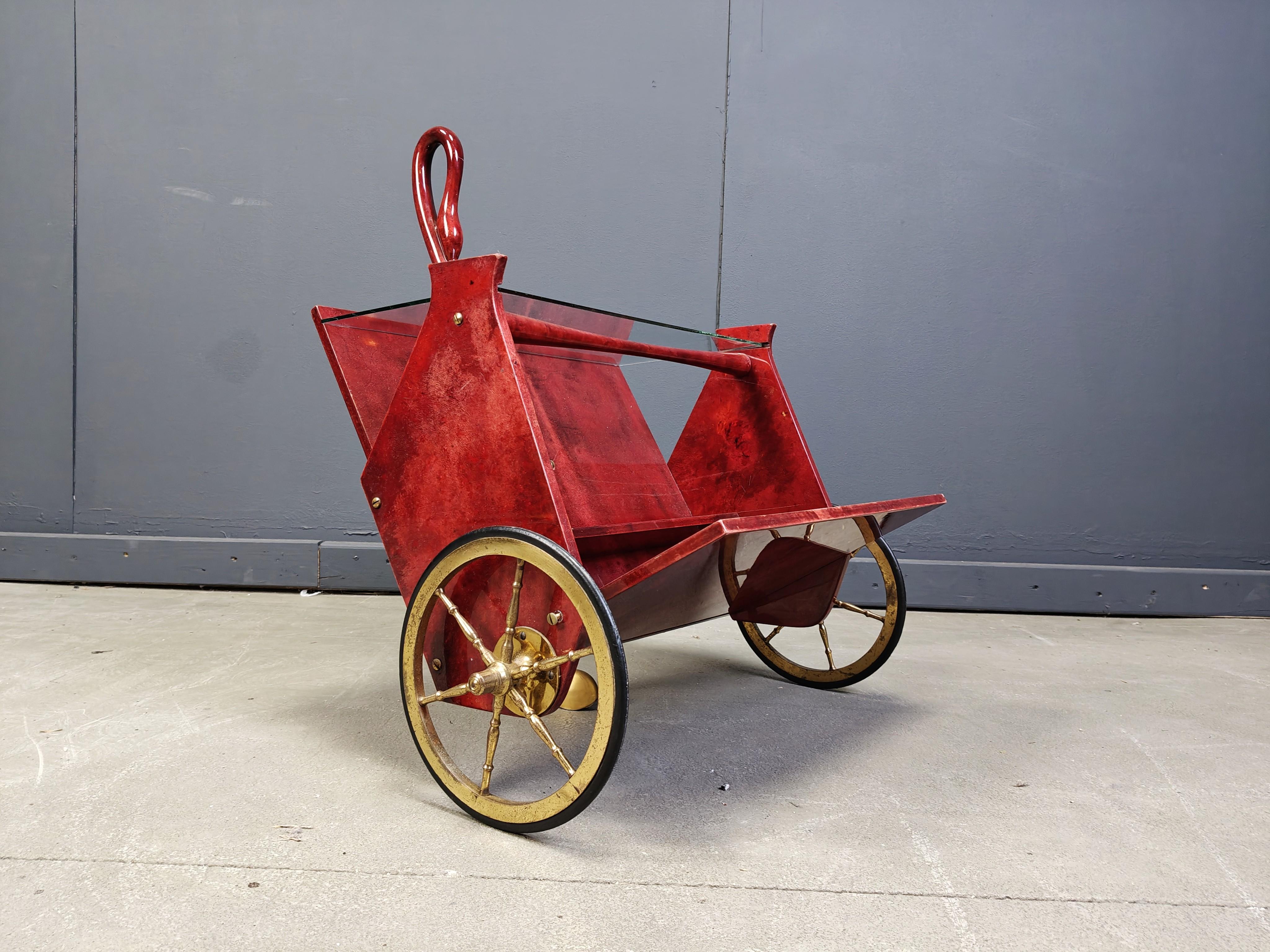 Chariot de bar italien en peau de chèvre Swan laqué par Aldo Tura, années 1960 en vente 3