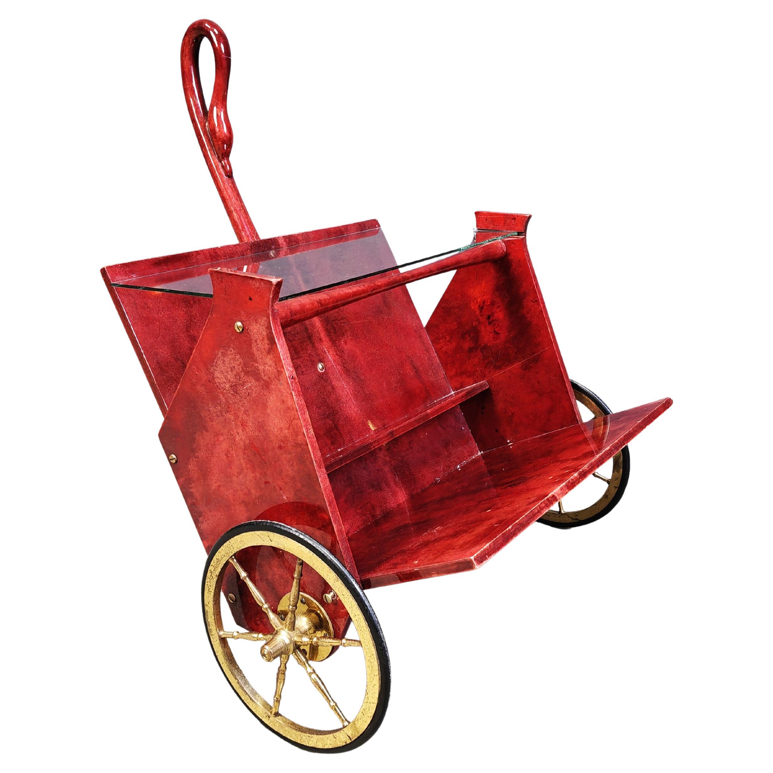 Chariot de bar italien en peau de chèvre Swan laqué par Aldo Tura, années 1960