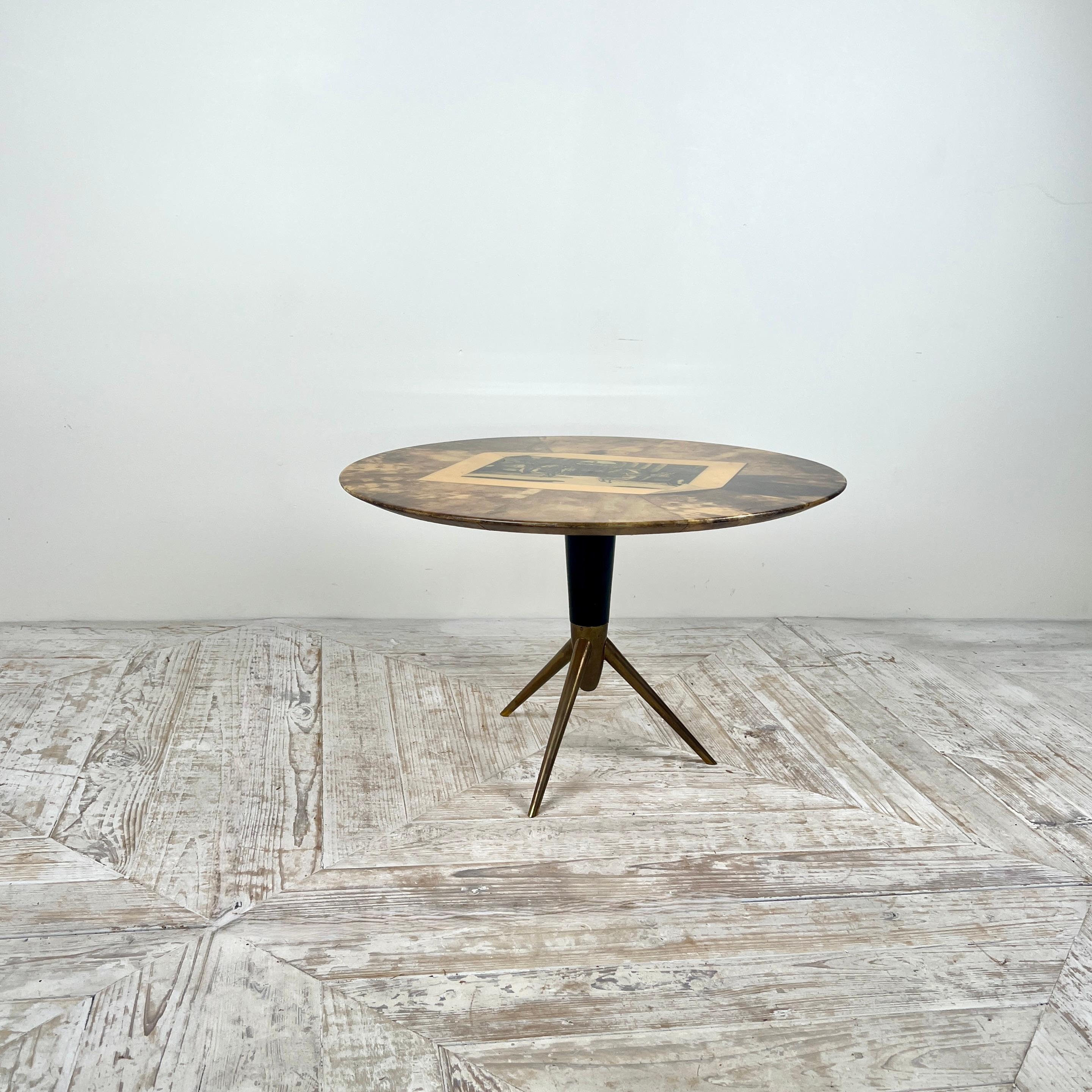 Italienischer lackierter Trompe L'Oeil-Tisch aus Ziegenleder, zugeschrieben  Aldo Tura (Moderne der Mitte des Jahrhunderts) im Angebot