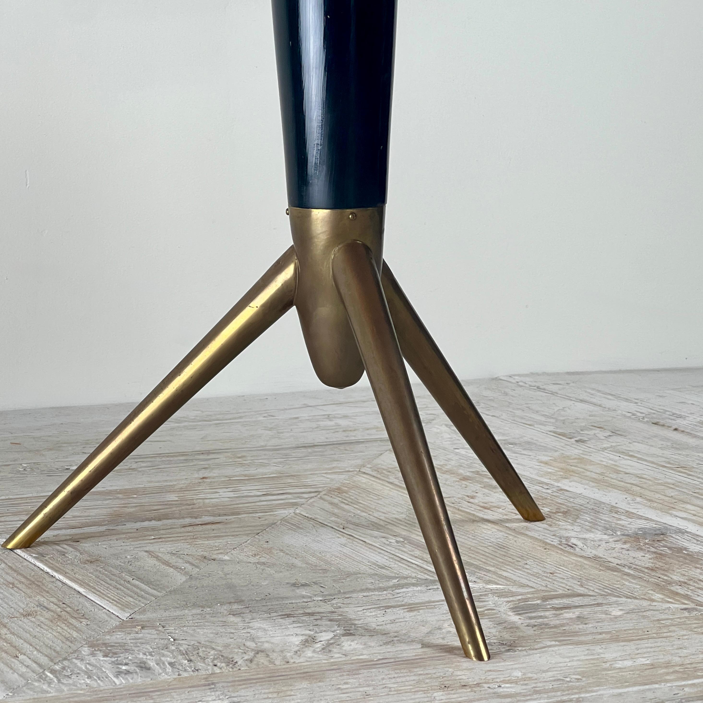 Italienischer lackierter Trompe L'Oeil-Tisch aus Ziegenleder, zugeschrieben  Aldo Tura (Messing) im Angebot