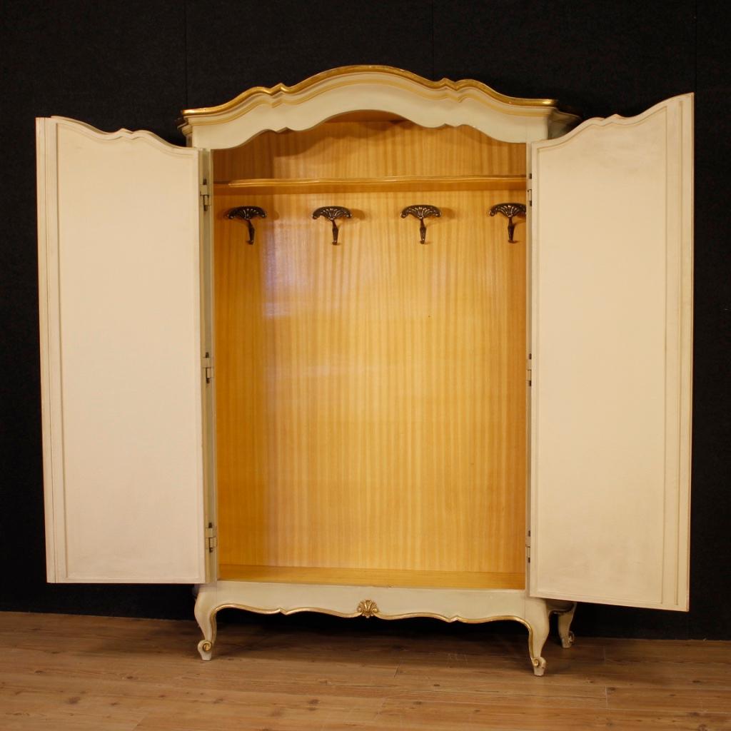 Italian cabinet of the 20th century. Furniture in carved wood, lacquered, gold and hand painted with very pleasant floral decorations. Entrance locker for two doors, equipped with internal hangers and a good service hat rack. Furniture of particular