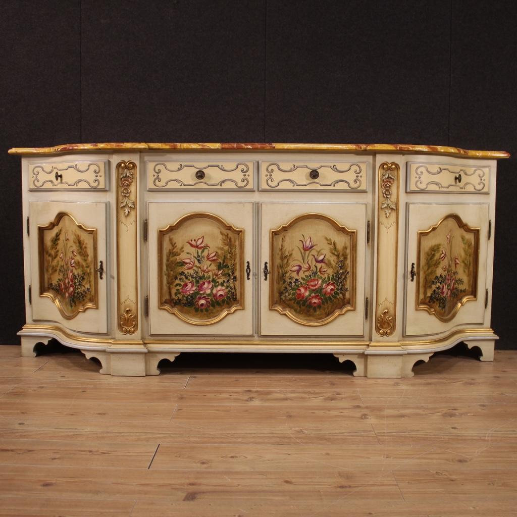 A beautiful Italian lacquered, painted and gilded sideboard, 20th century
Great Italian sideboard from 20th century. Furniture in lacquered, gilded and hand painted wood with floral decorations of excellent quality. Sideboard with 4 doors and two