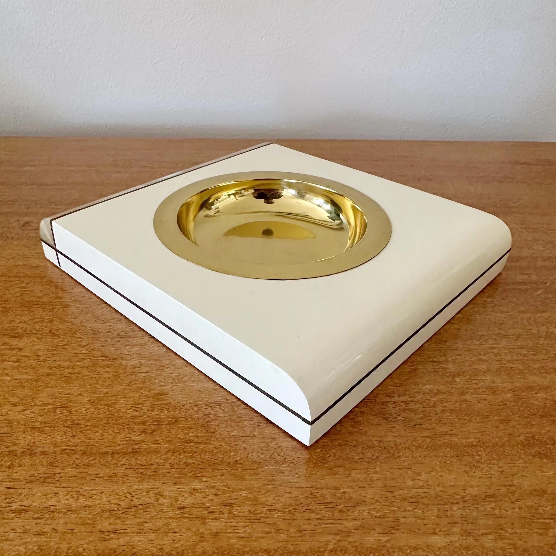 Picaporte italiano de cuerno y latón teselado lacado, años 80 Italiano en venta