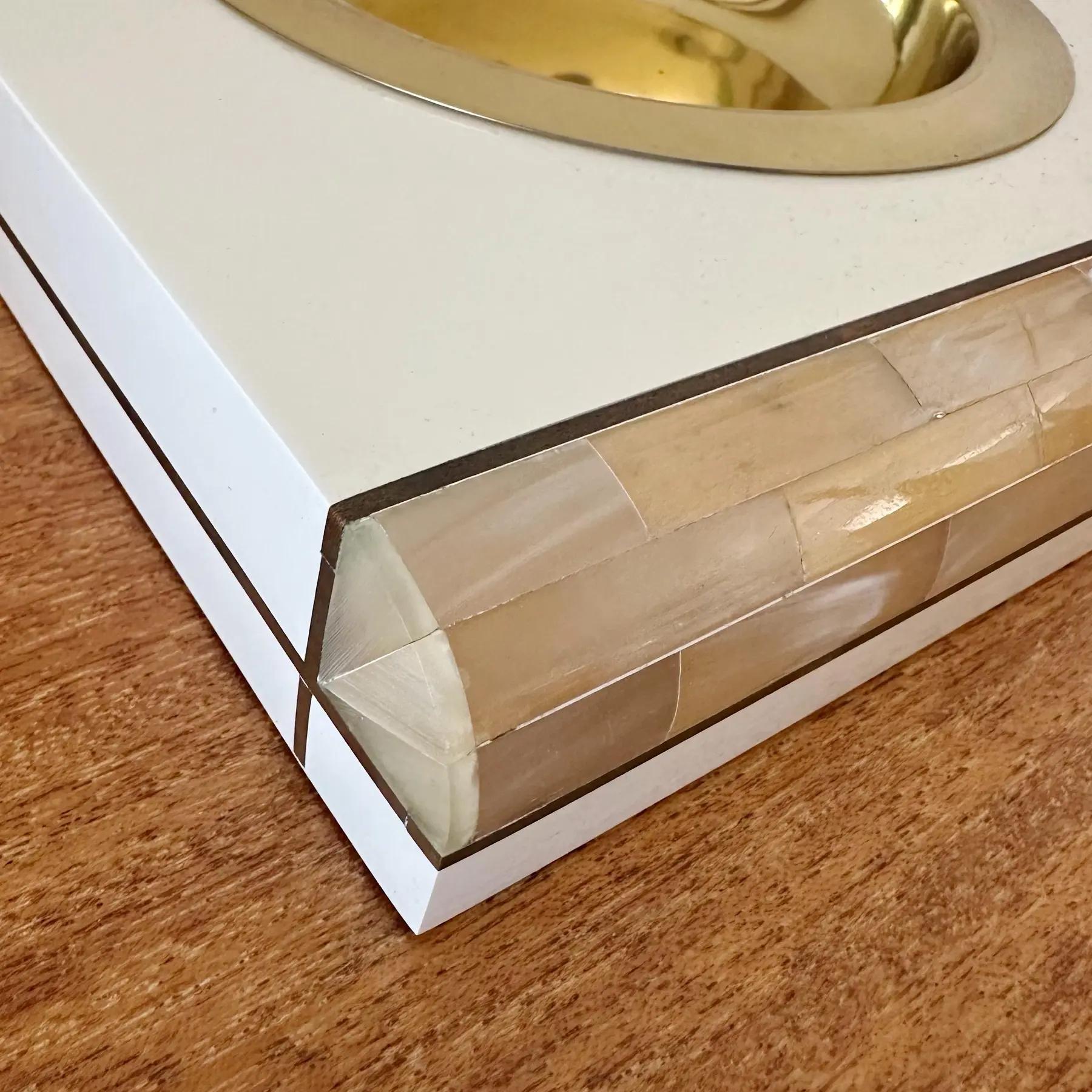 Picaporte italiano de cuerno y latón teselado lacado, años 80 finales del siglo XX en venta