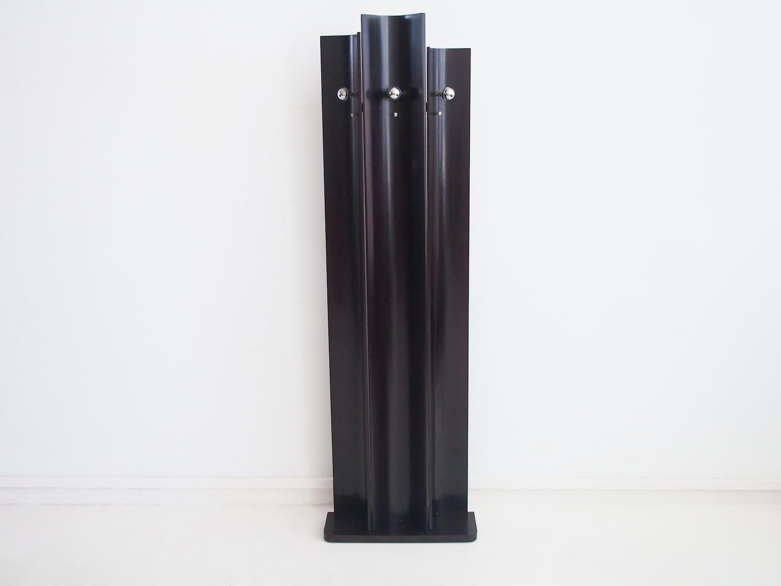 Freestanding coat hanger of dark lacquered wood and chromed metal knobs. Made in Italy in the 1970s.