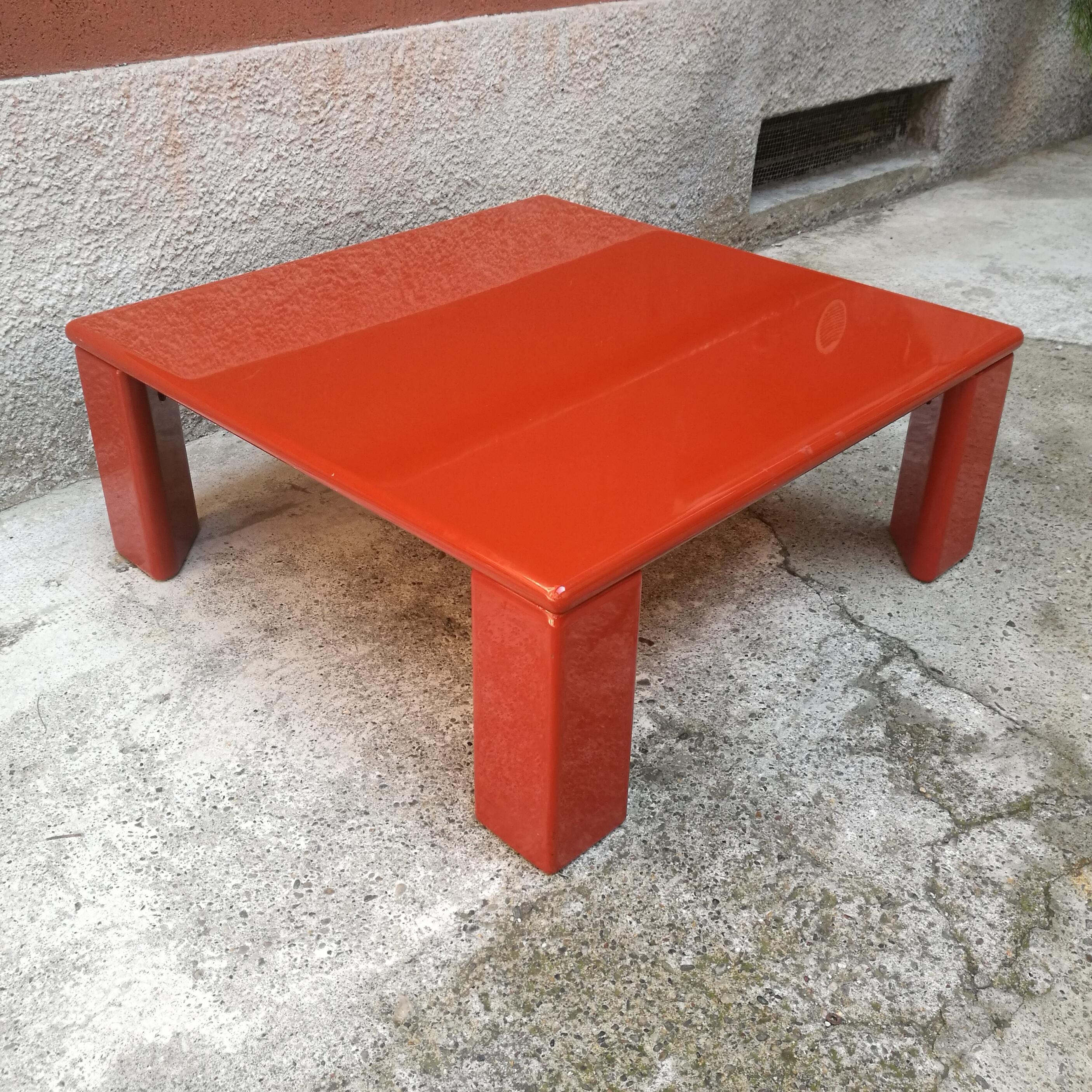 Italian lacquered wood Ming by table, by Kazuhide Takahama for Cassina, 1970s
Ming coffee table designed by Kazuhide Takahama for Cassina, in red-brick lacquered wood, with four legs with a triangular section
Very good condition.